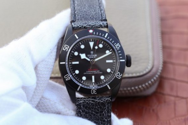 How to buy a Tudor clone watches online in Pakistan?