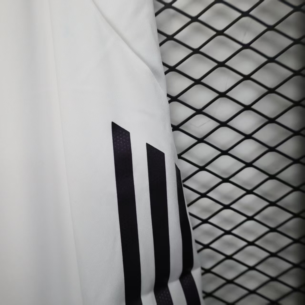 25-26 Manchester United Home Shorts White Player Version - view 4