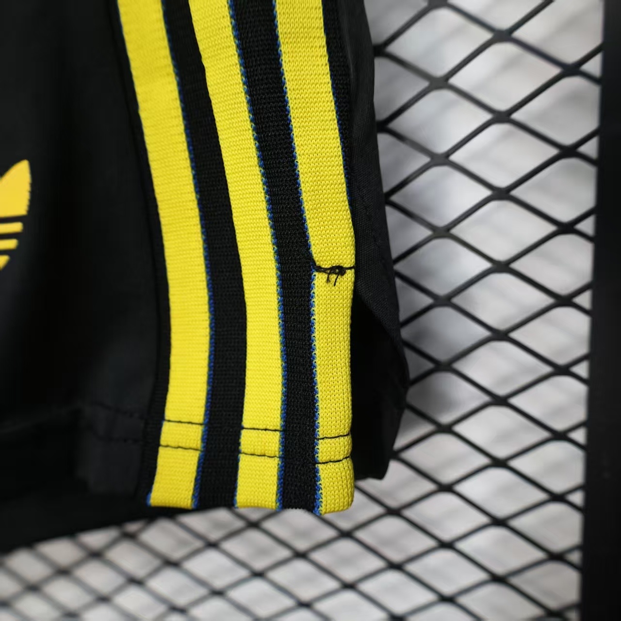 25-26 Manchester United Home Shorts Player Version - view 4