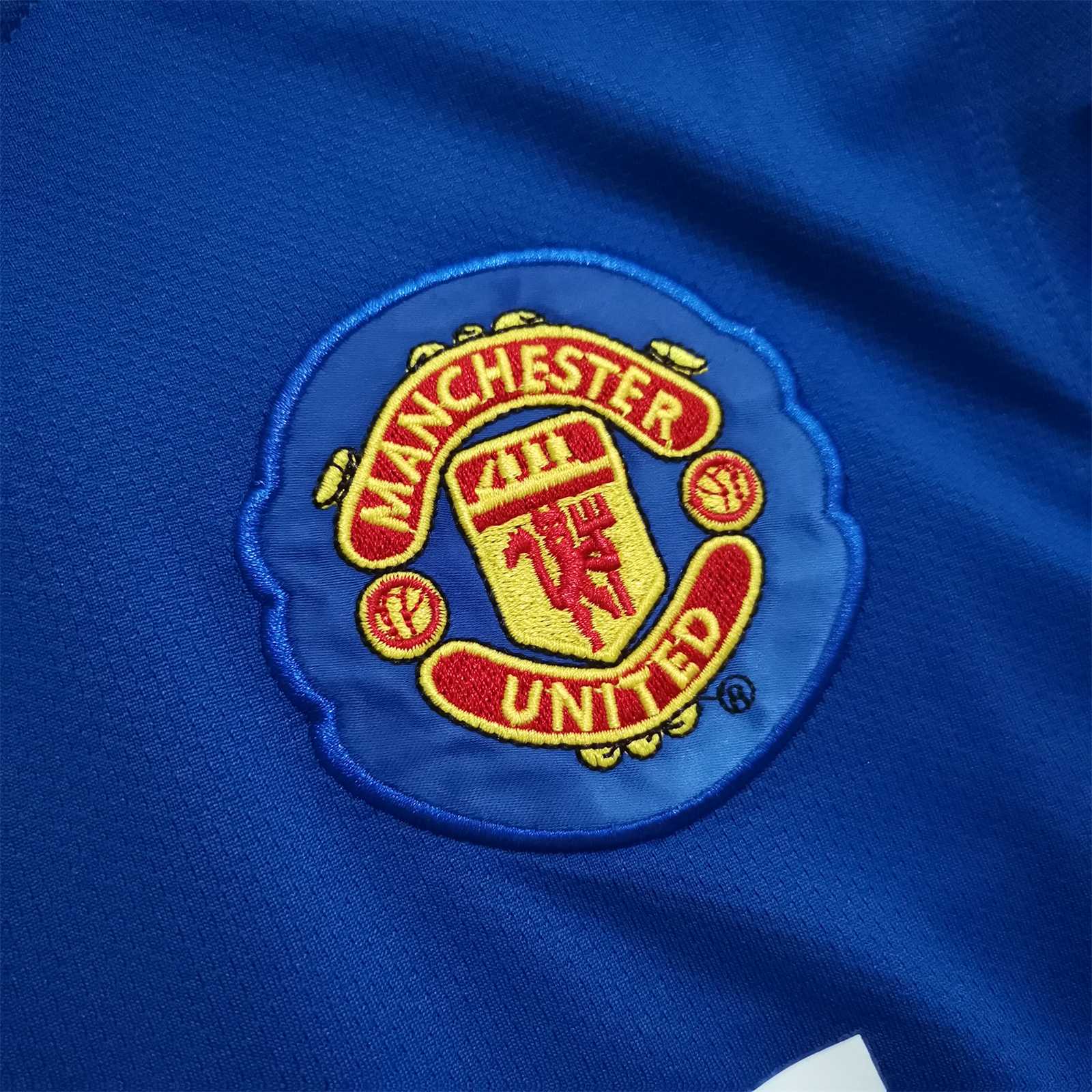 08-09 Manchester United Home Retro Jersey Long Sleeve - view 3