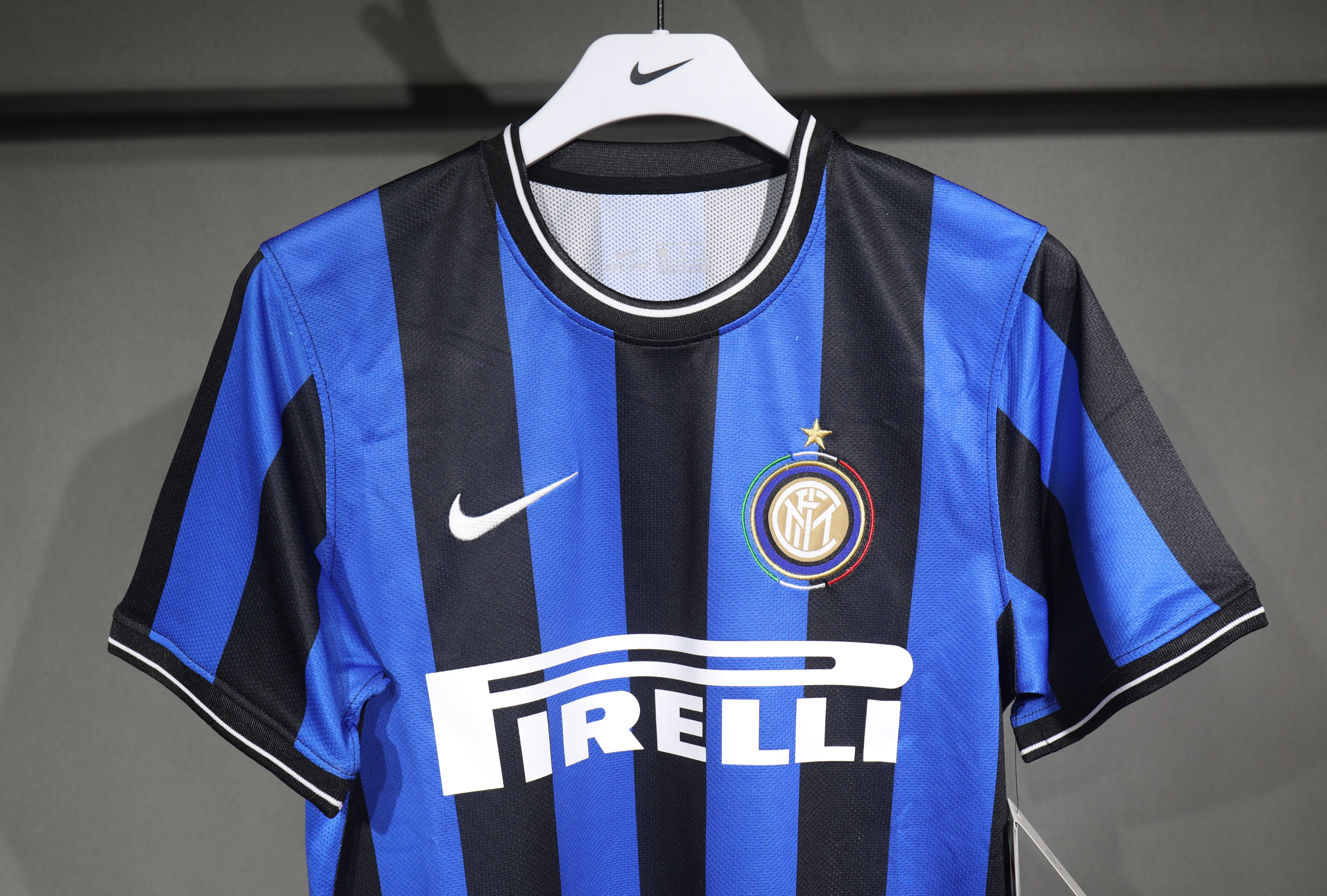 09-10 Inter Milan Retro Jersey Home Player Edition - view 4