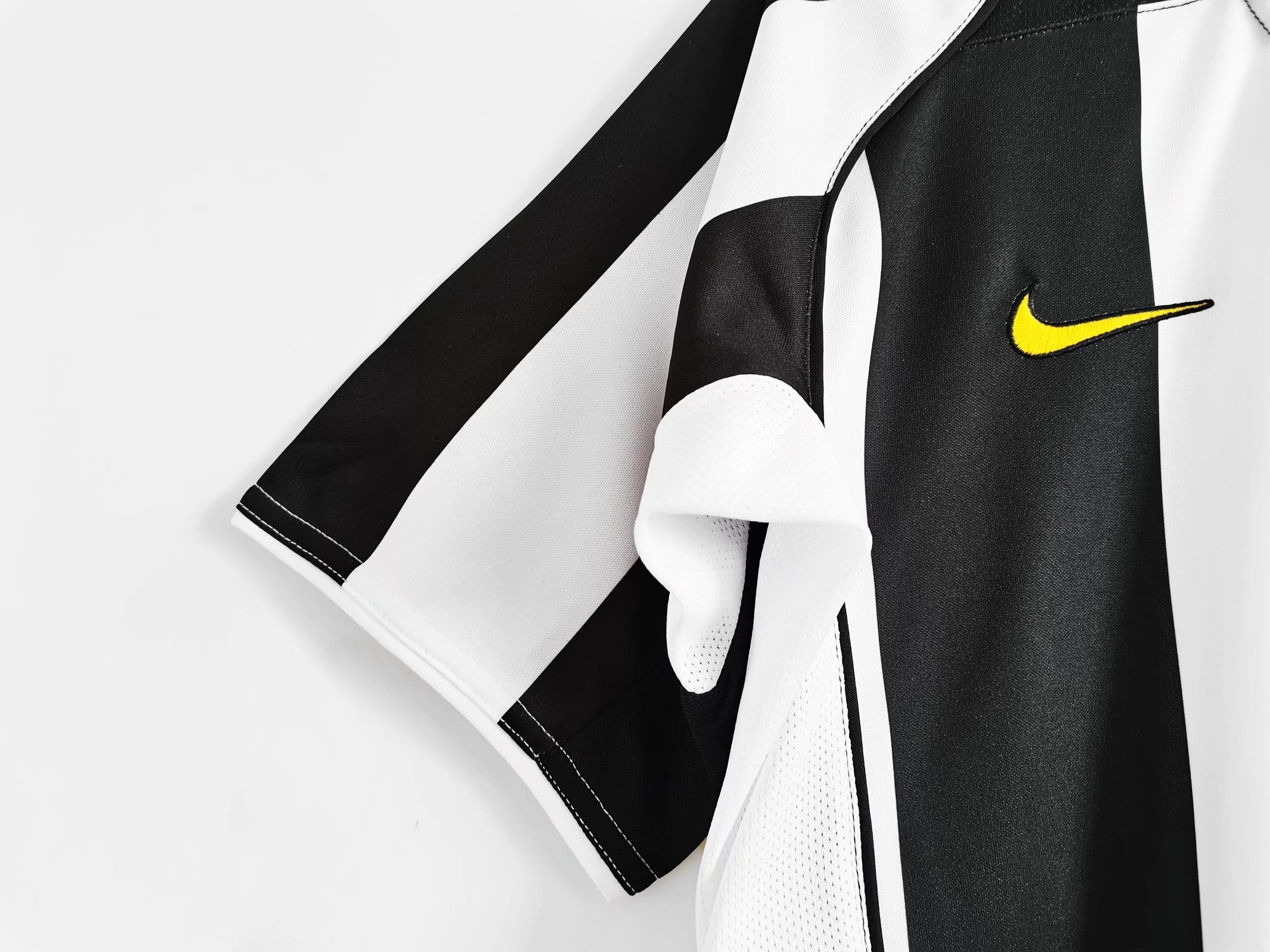 04-05 Juventus Retro Jersey Away - view 14