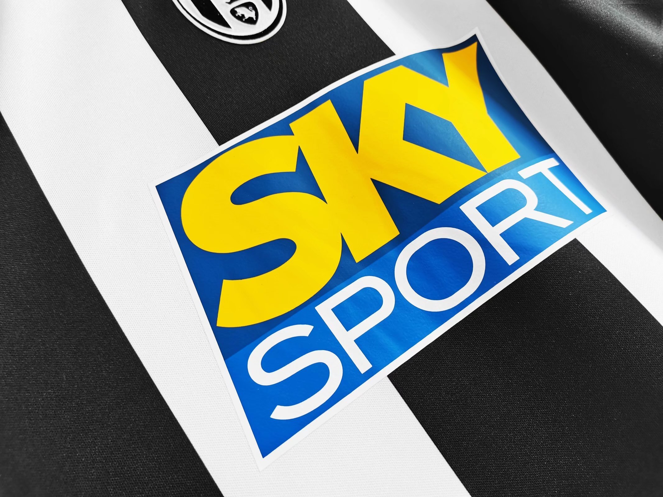 04-05 Juventus Retro Jersey Away - view 9