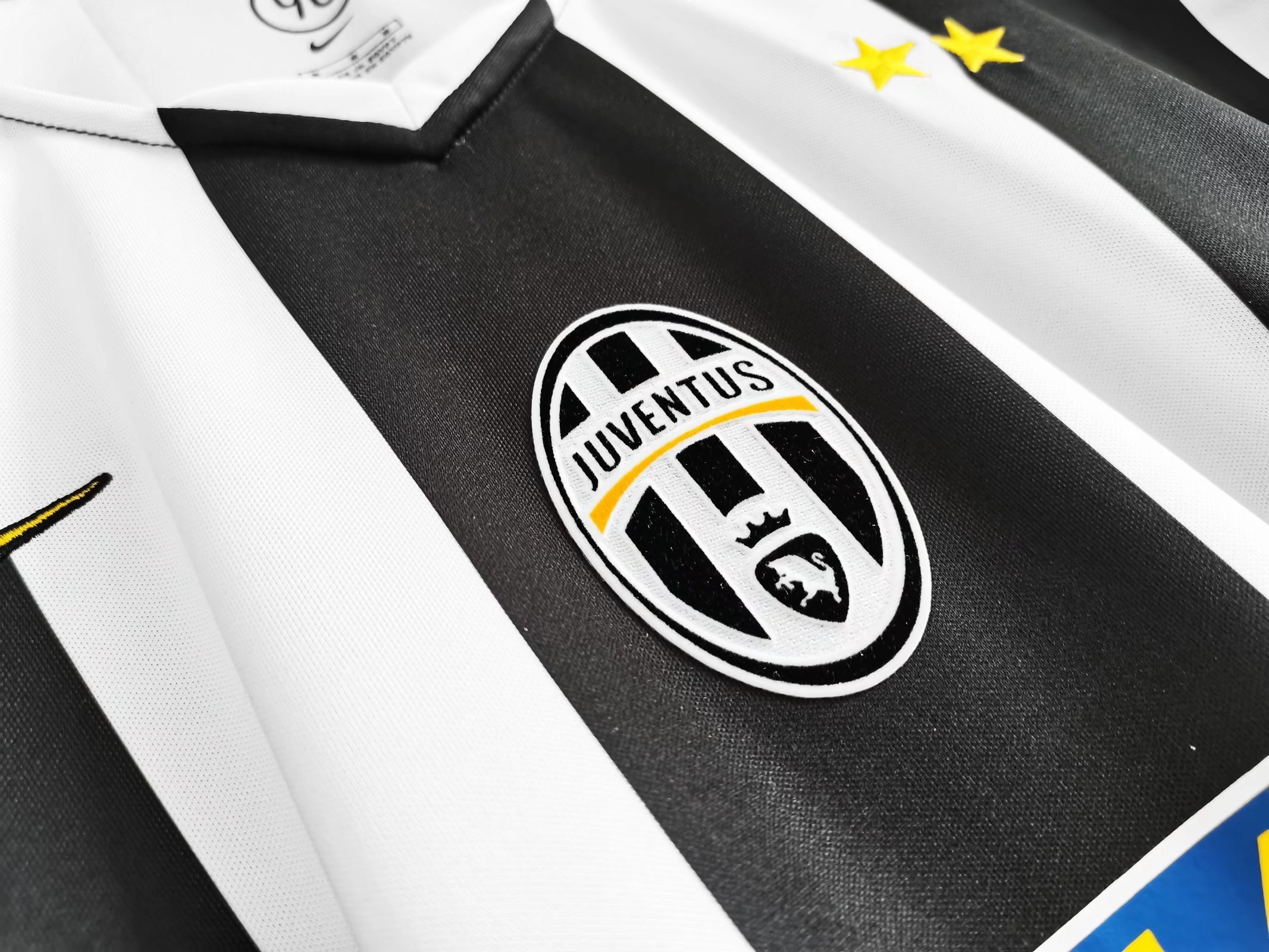 04-05 Juventus Retro Jersey Away - view 10