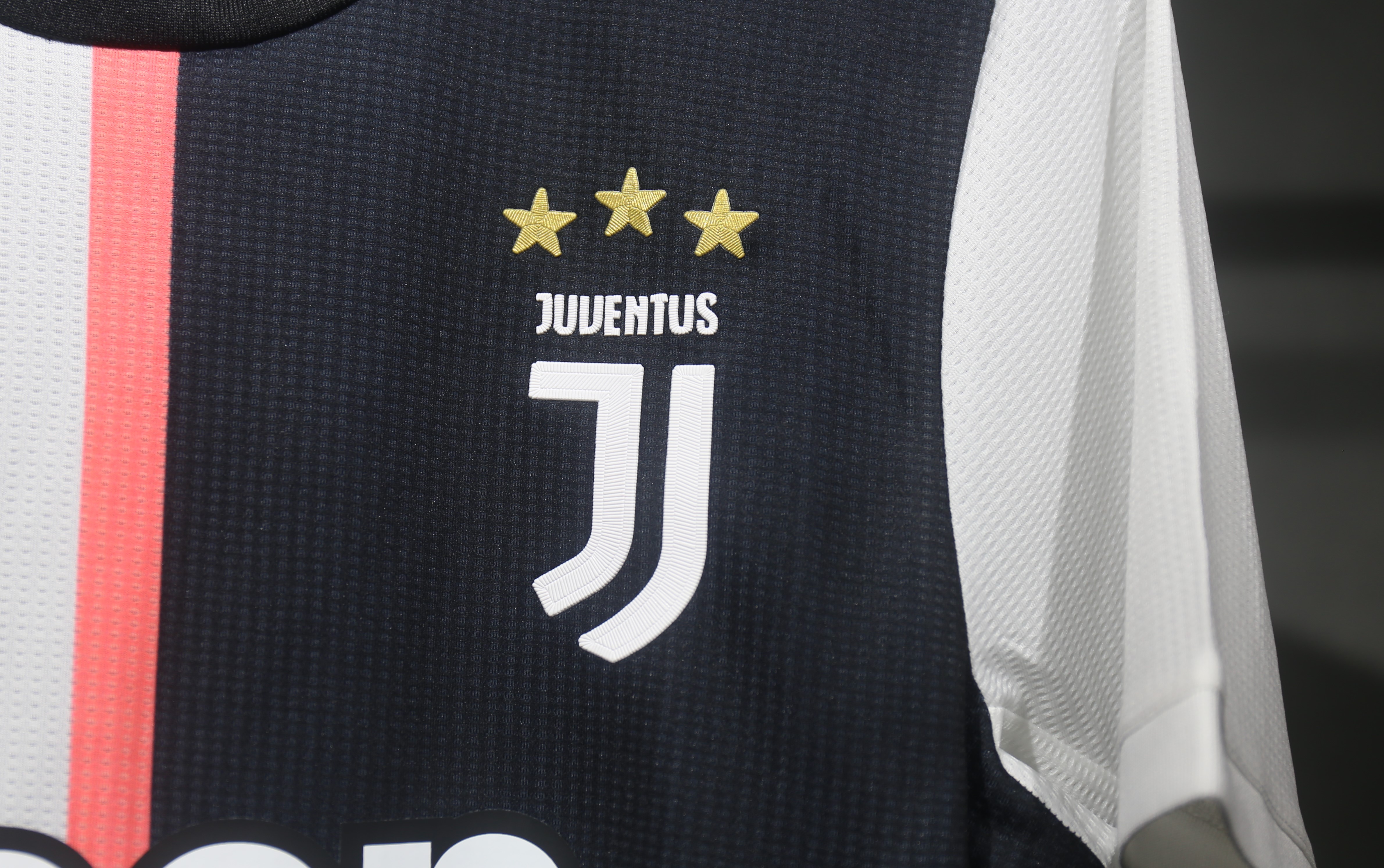 2019-20 Juventus Retro Jersey Home Player Edition Long Sleeve - view 8