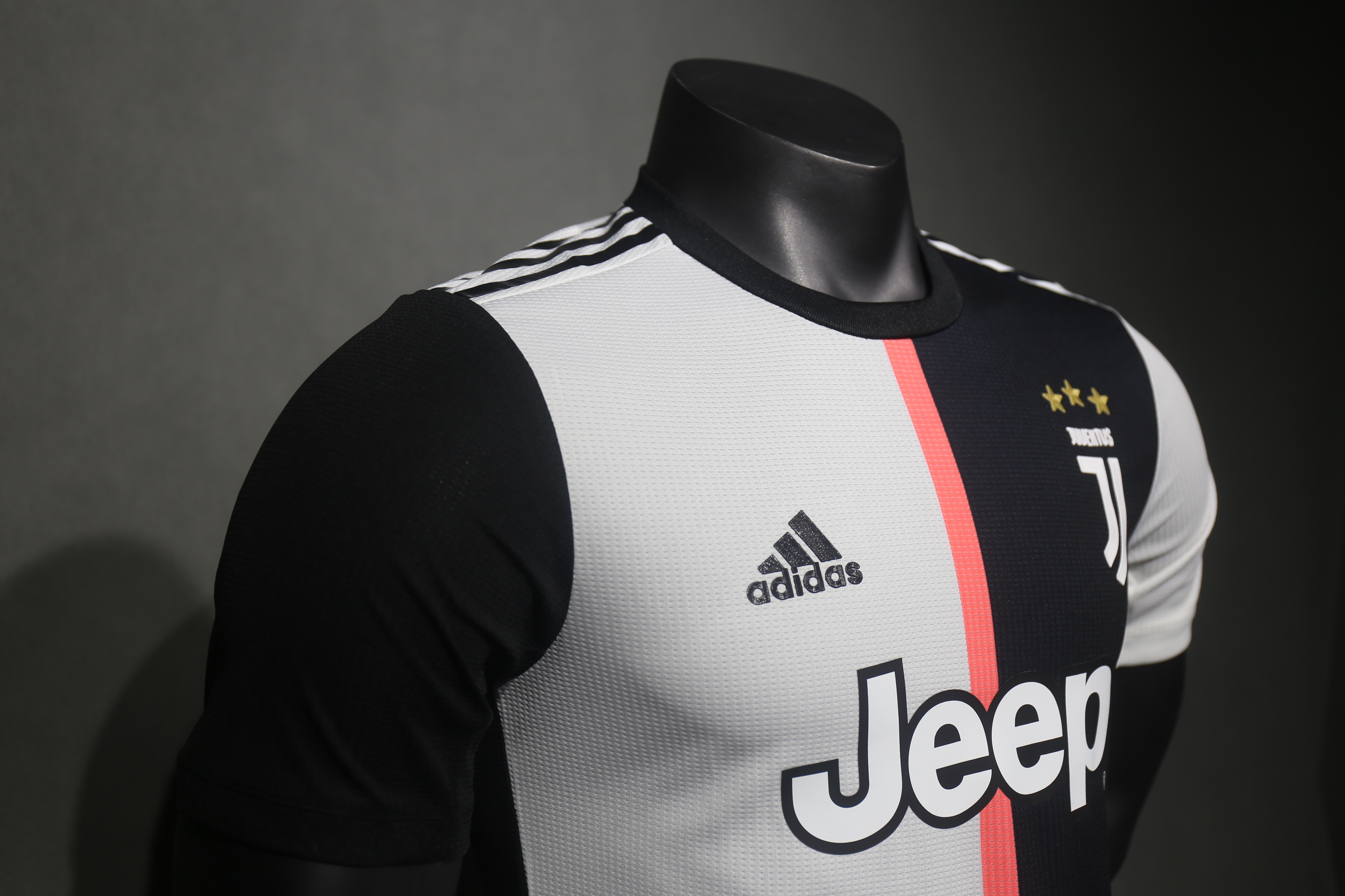 2019-20 Juventus Retro Jersey Home Player Edition - view 12