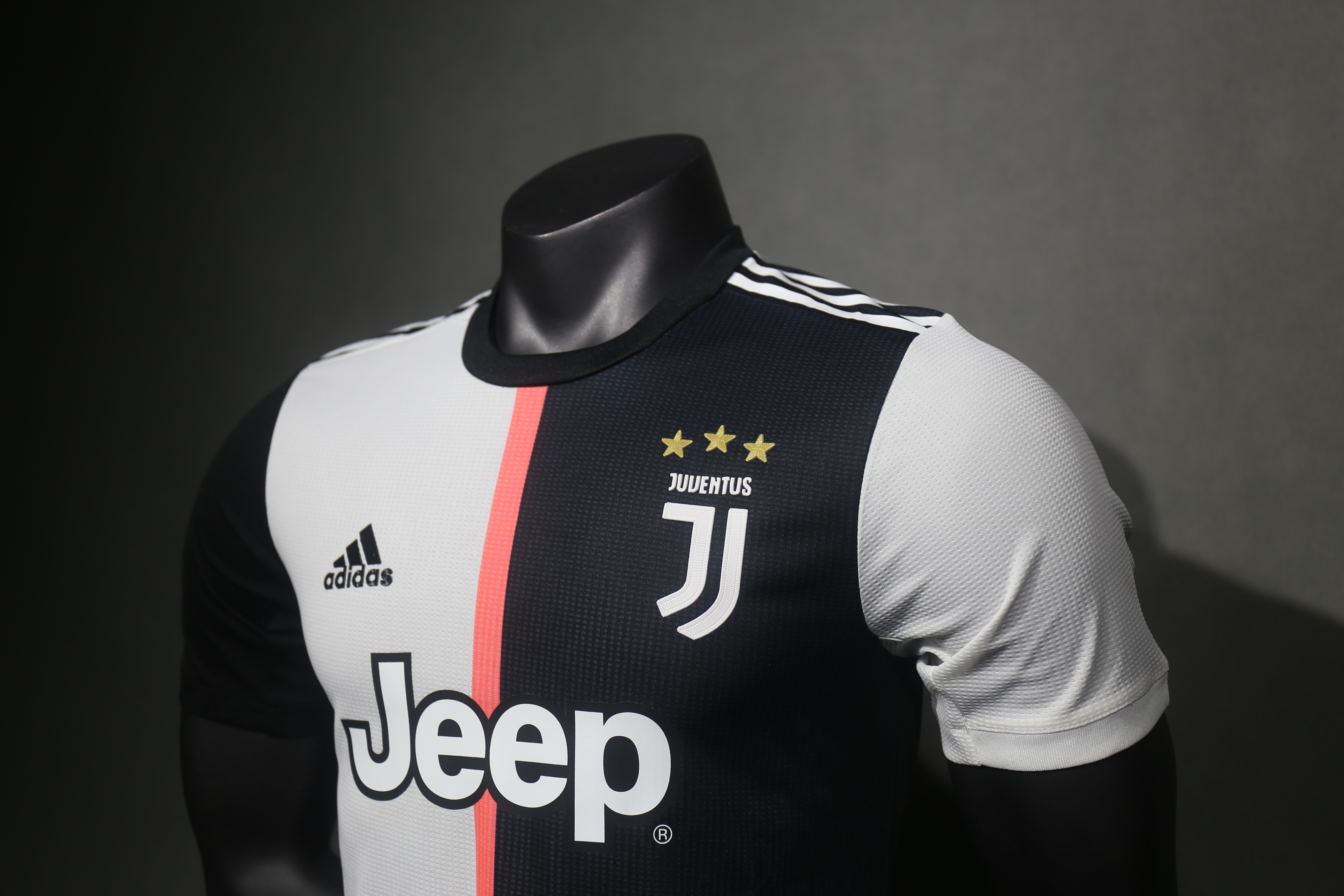 2019-20 Juventus Retro Jersey Home Player Edition - view 9