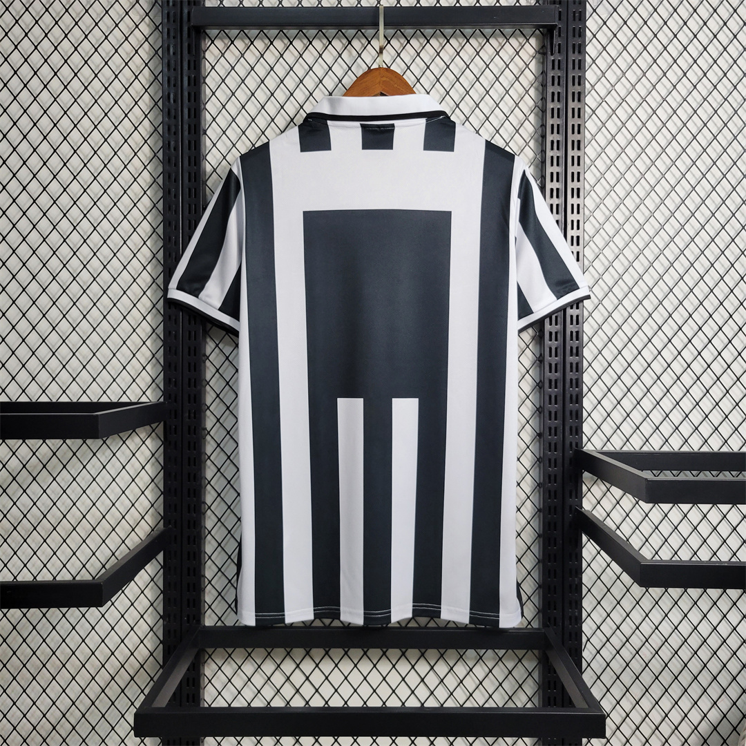 95-97 Juventus Home Retro Jersey - view 4