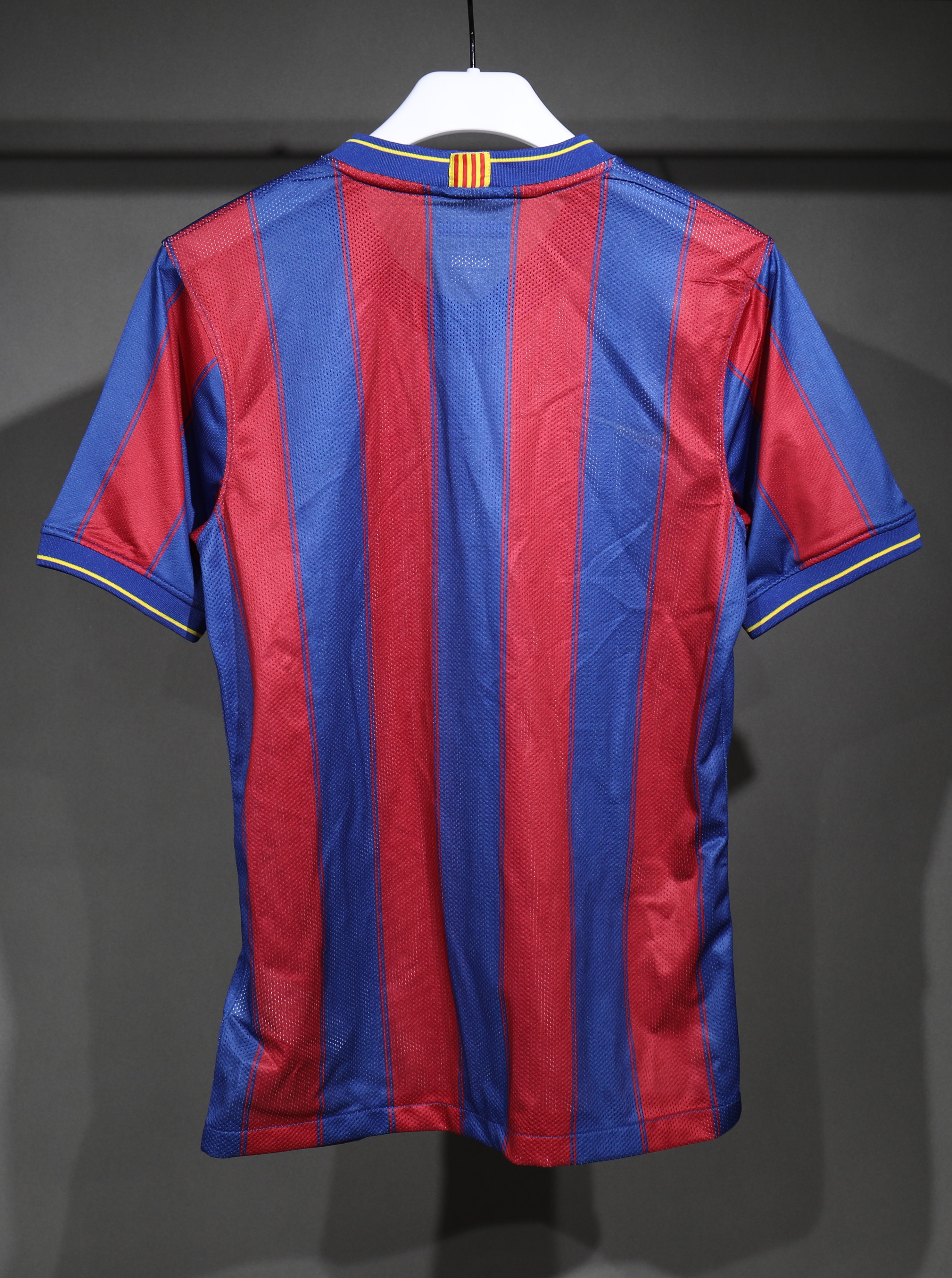09-10 Barcelona Home Retro Jersey Player Edition - view 3