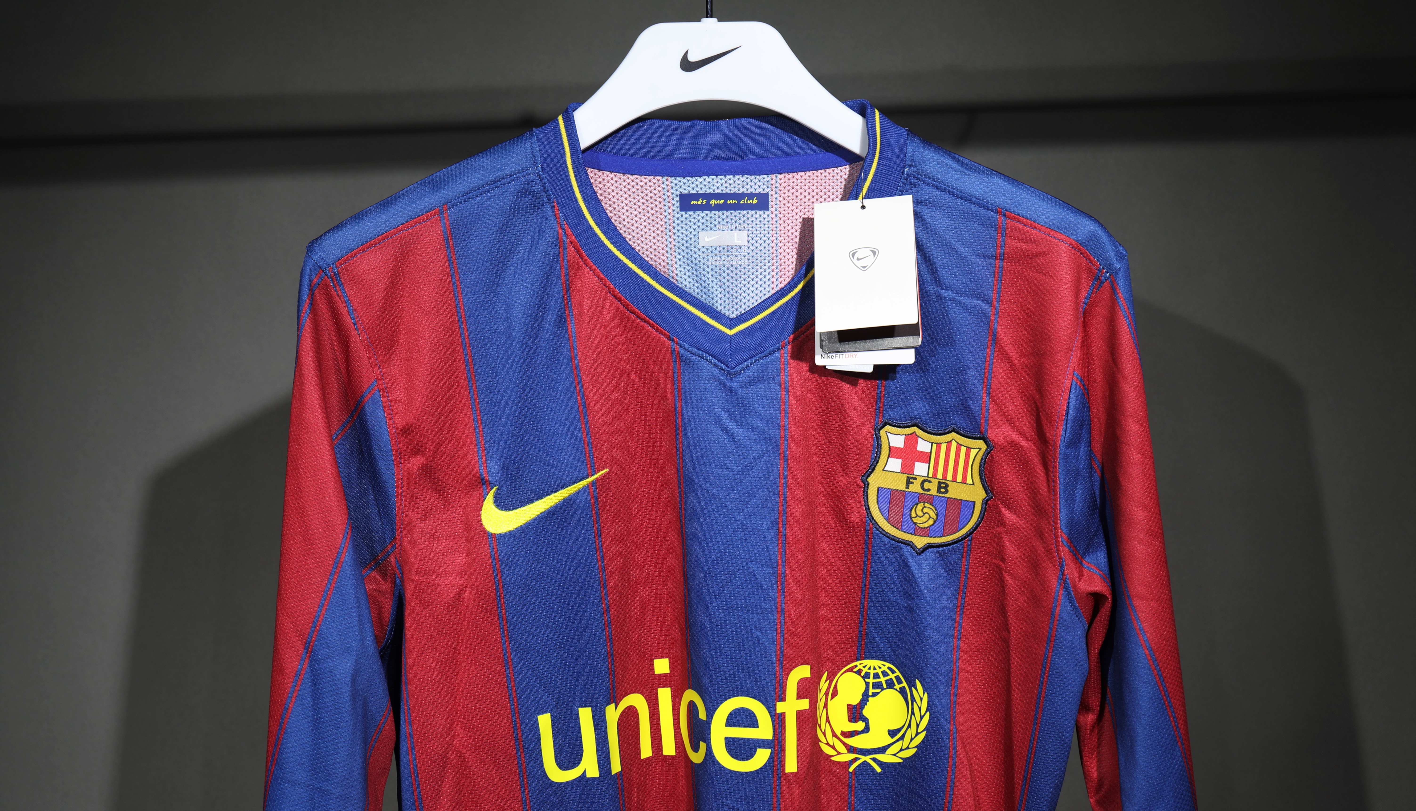 09-10 Barcelona Home Retro Jersey Player Edition - view 4