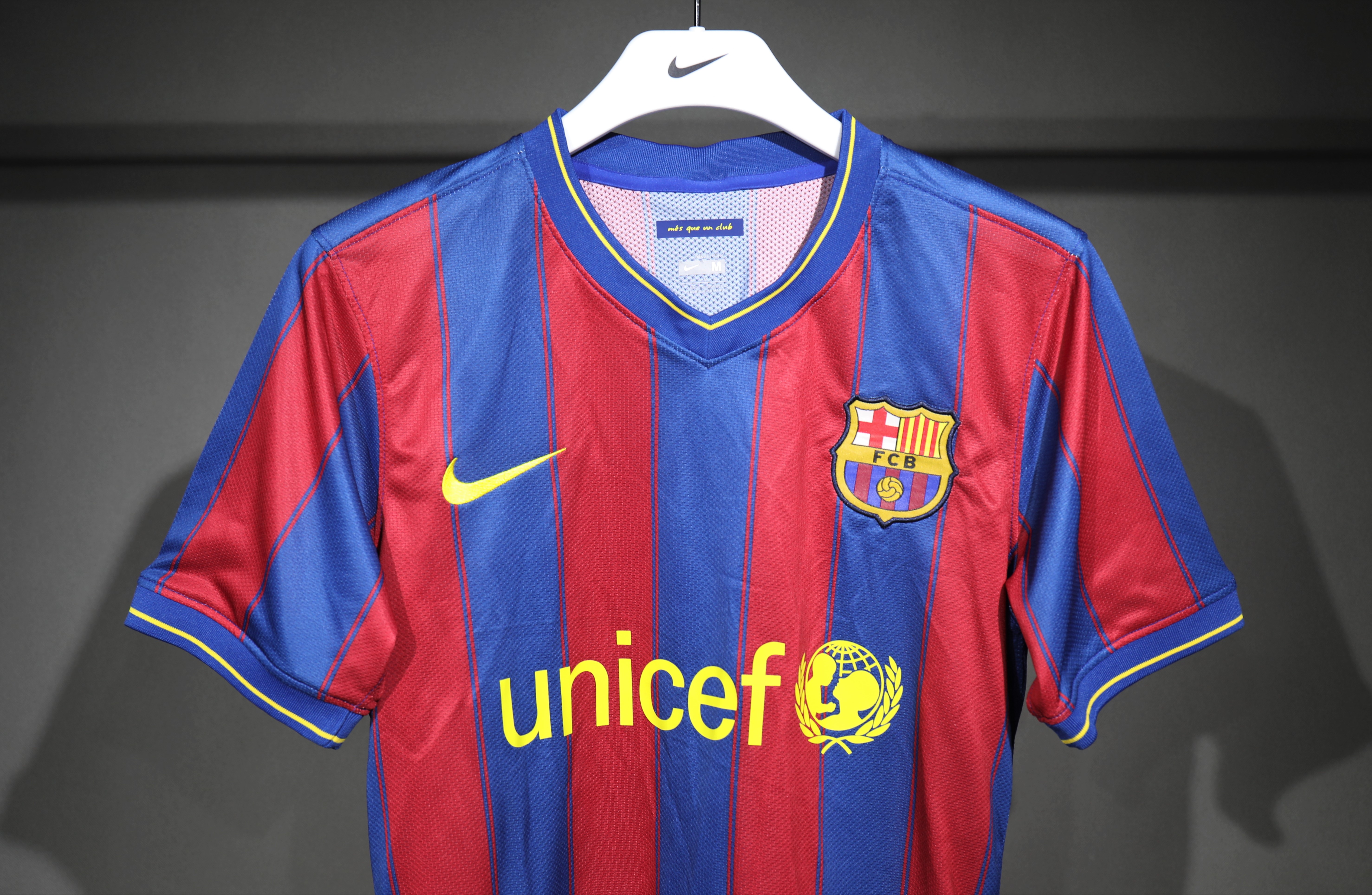 09-10 Barcelona Home Retro Jersey Player Edition - view 10
