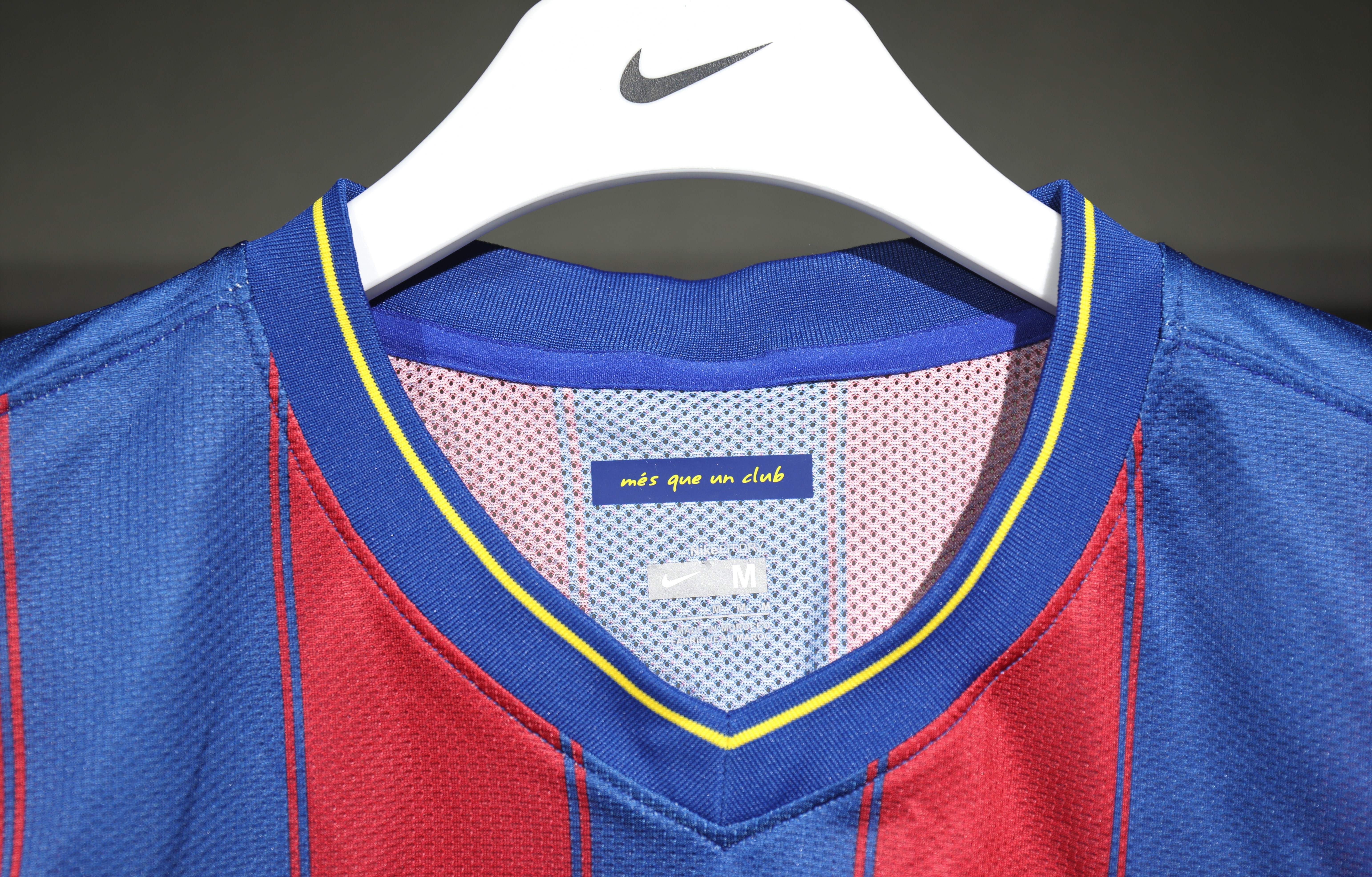 09-10 Barcelona Home Retro Jersey Player Edition - view 11