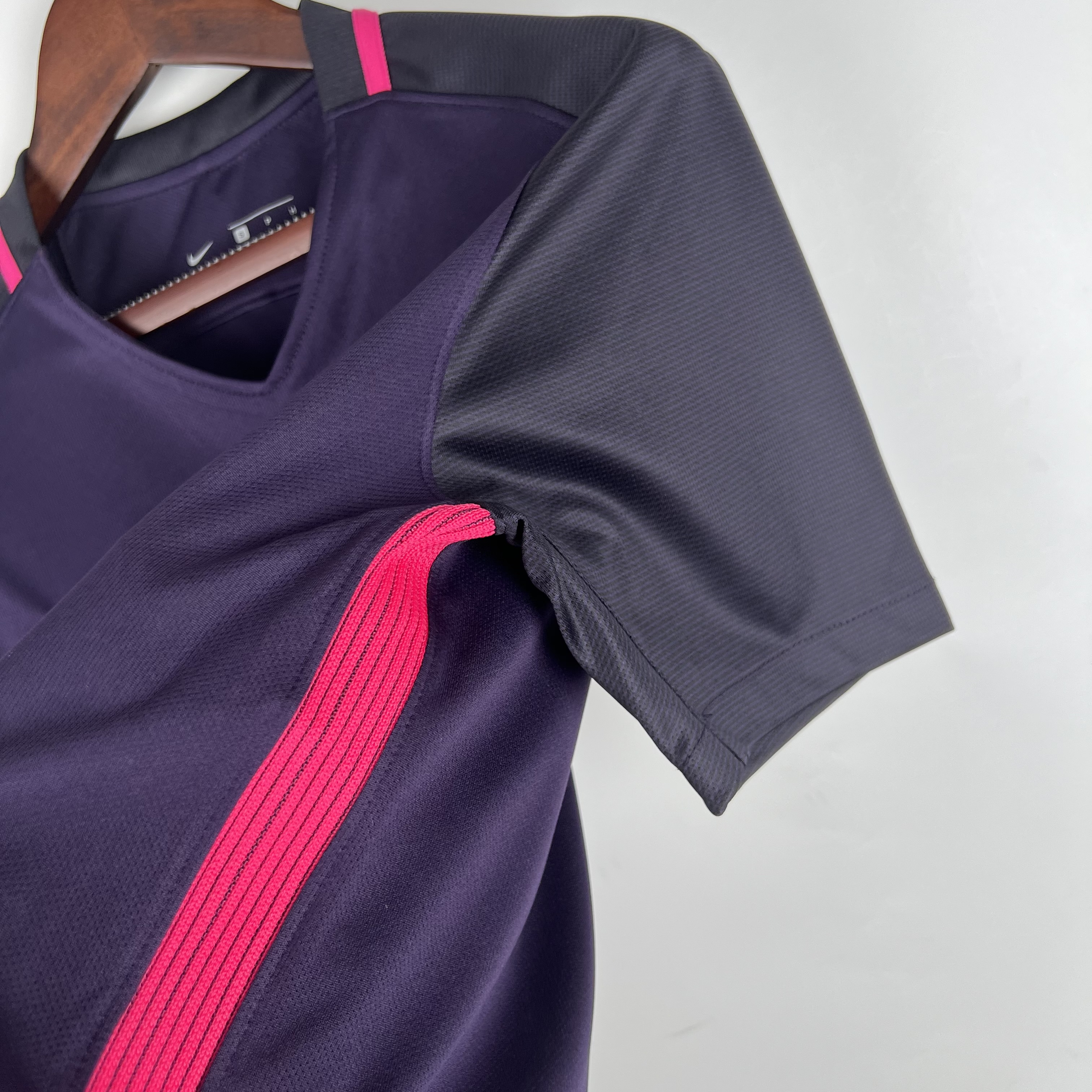 16-17 Barcelona Away Retro Jersey - view 4