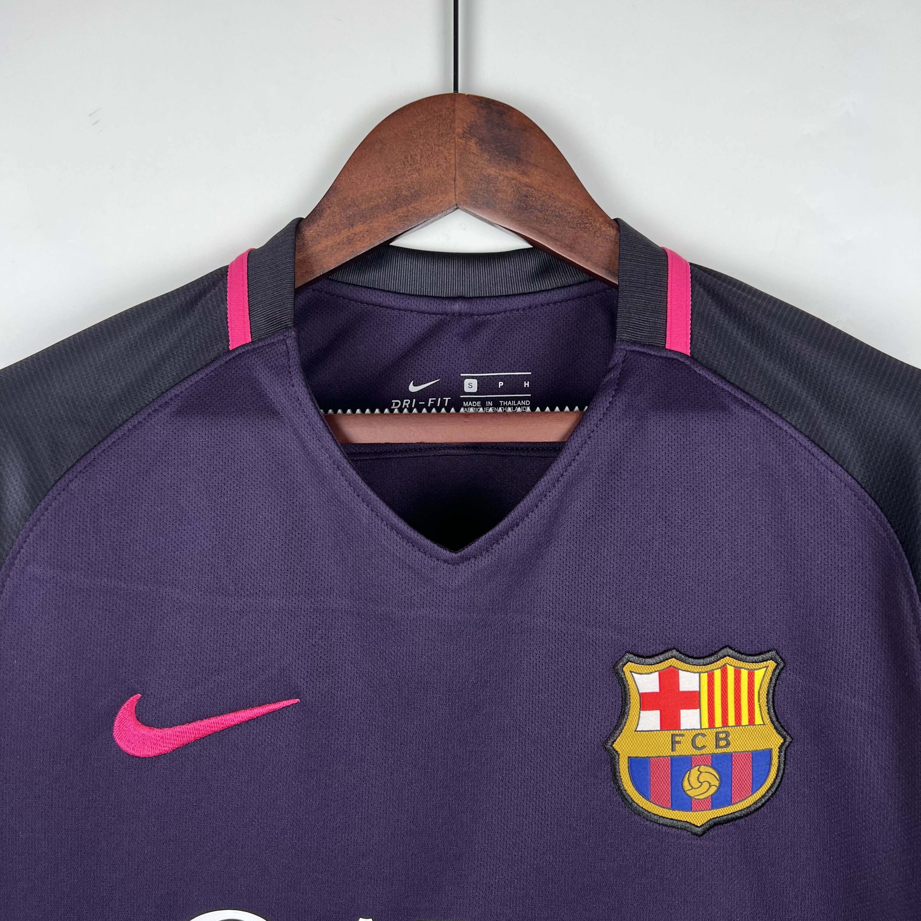 16-17 Barcelona Away Retro Jersey - view 9
