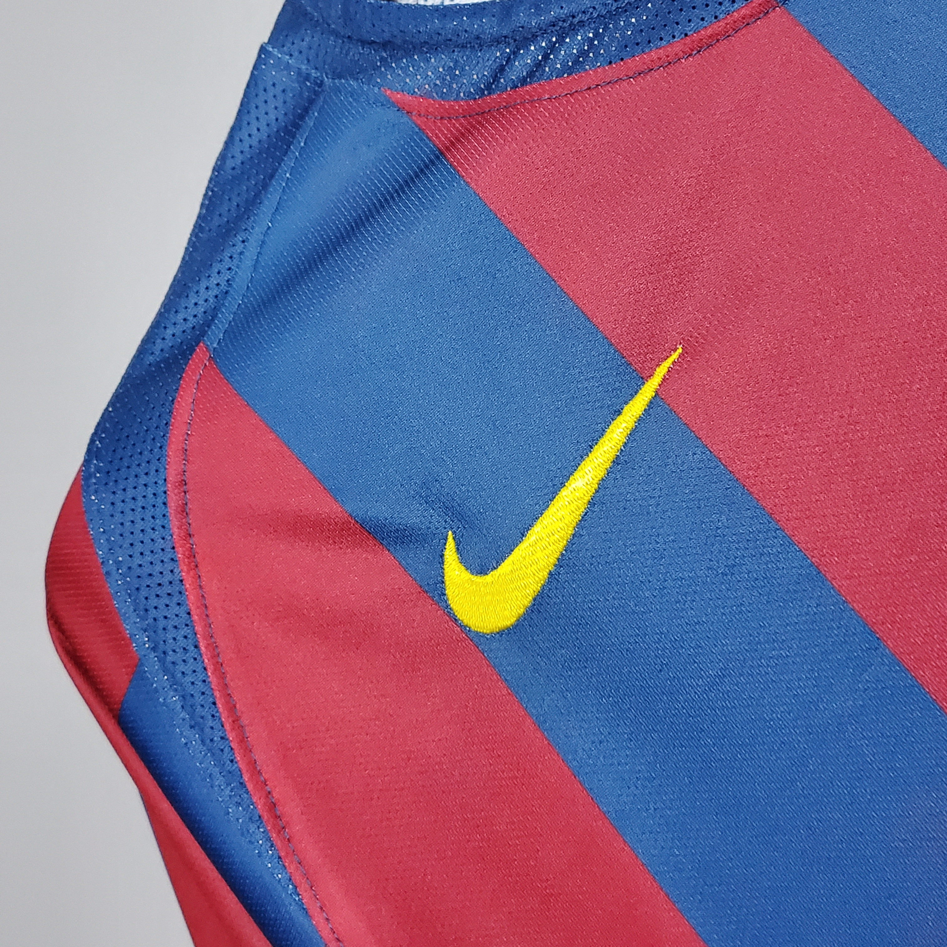 05-06 Barcelona Home Retro Jersey - view 7