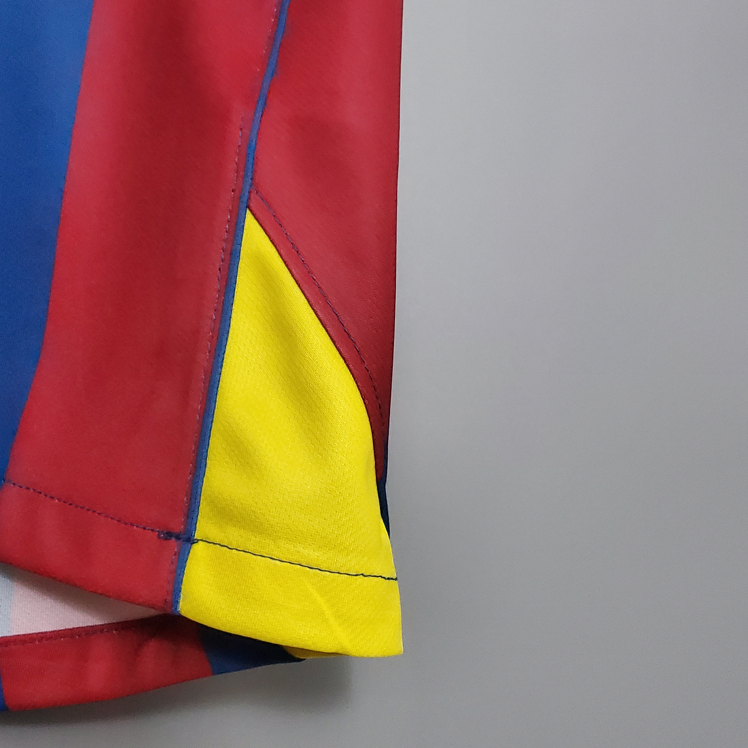 05-06 Barcelona Home Retro Jersey - view 9