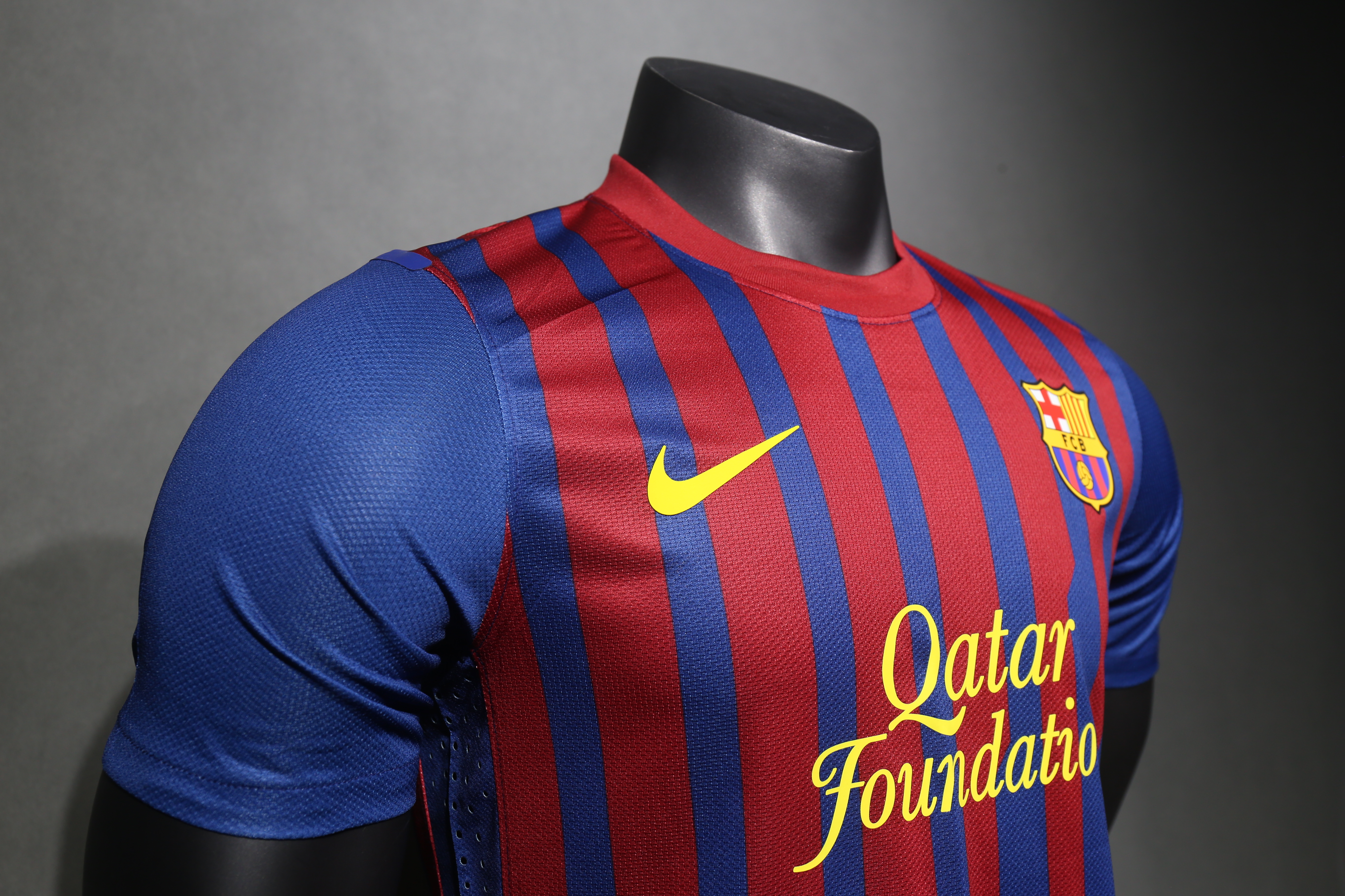 11-12 Barcelona Home Retro Jersey Player Edition - view 5