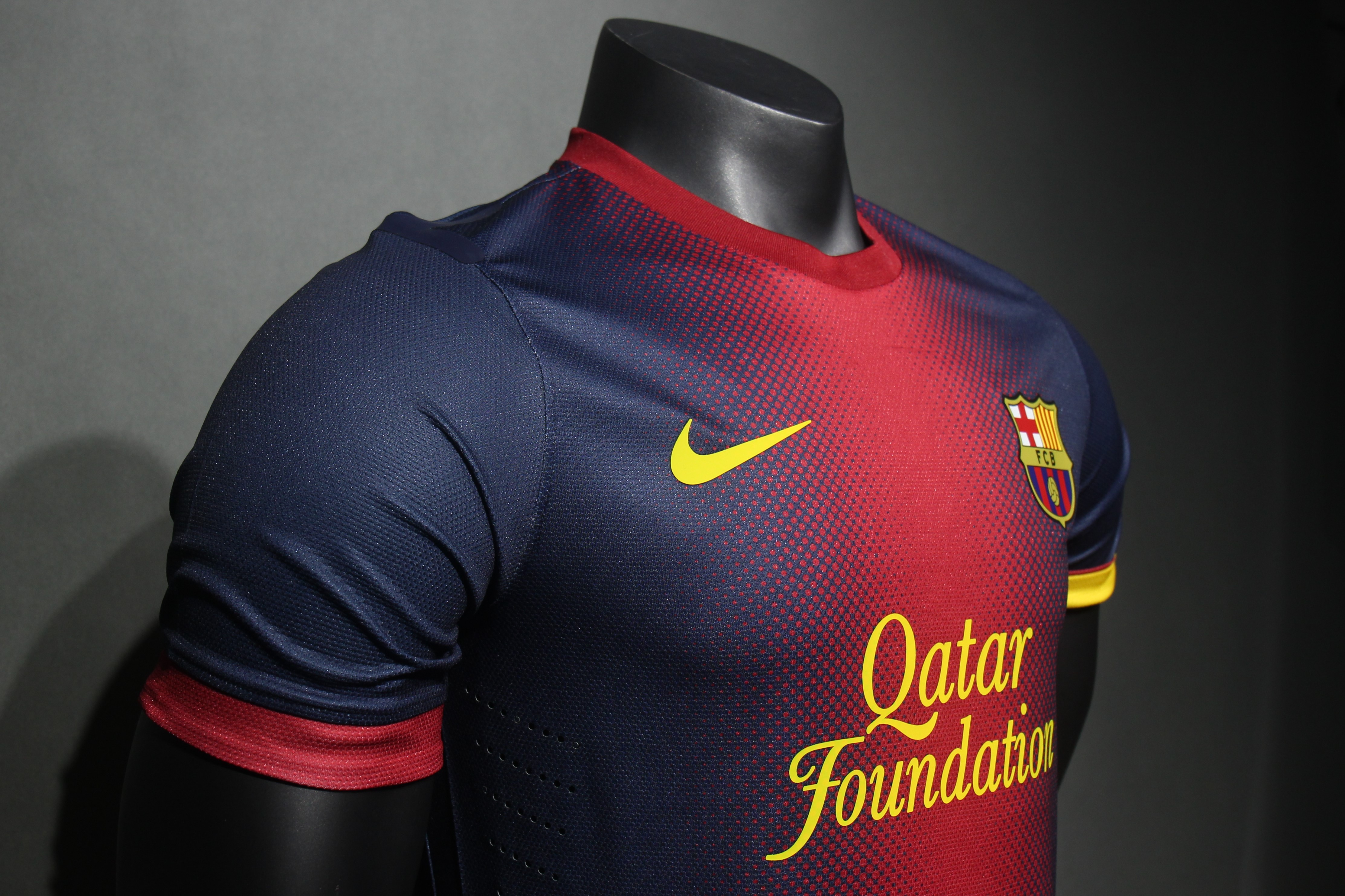12-13 Barcelona Home Retro Jersey Player Version - view 12