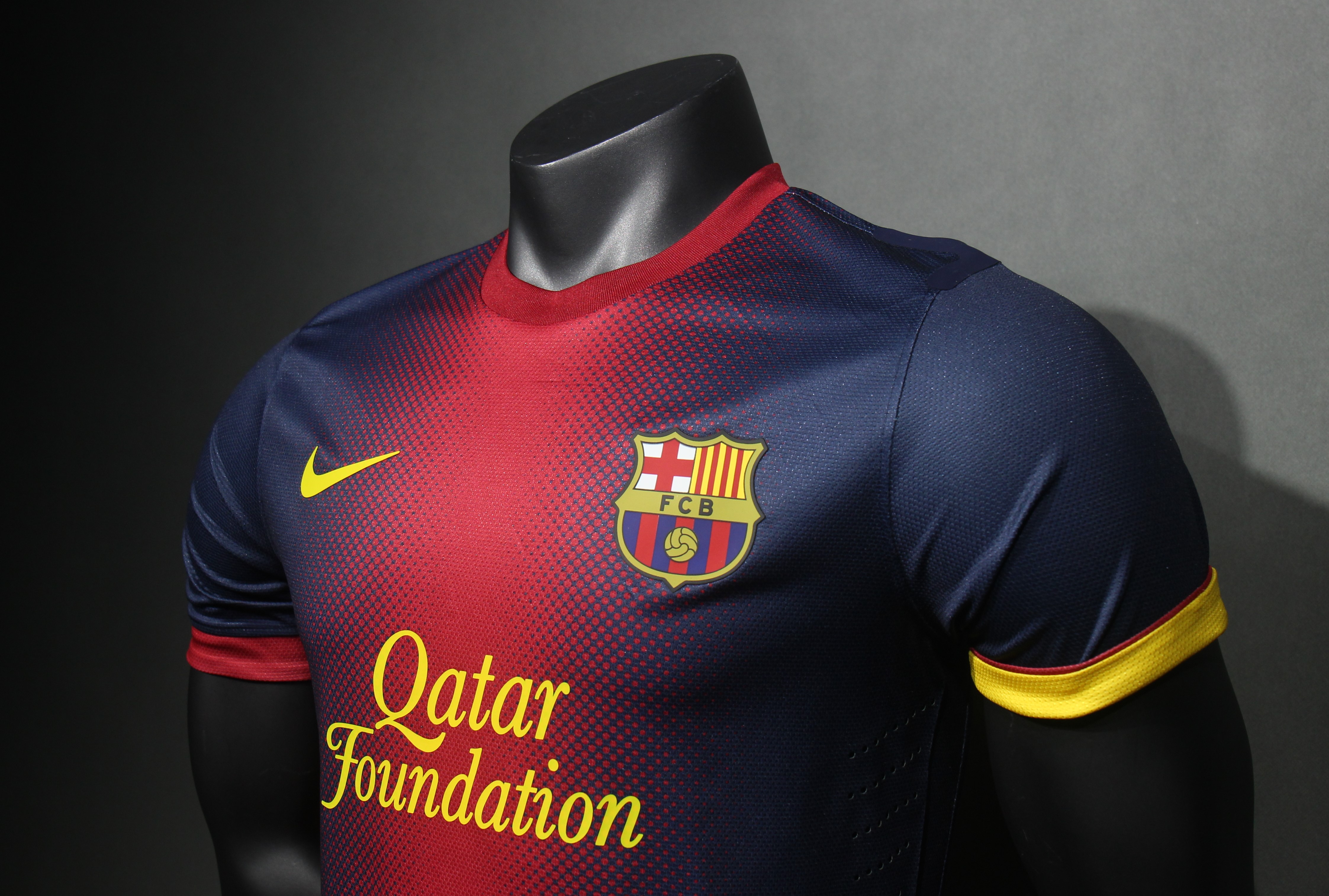 12-13 Barcelona Home Retro Jersey Player Version - view 4