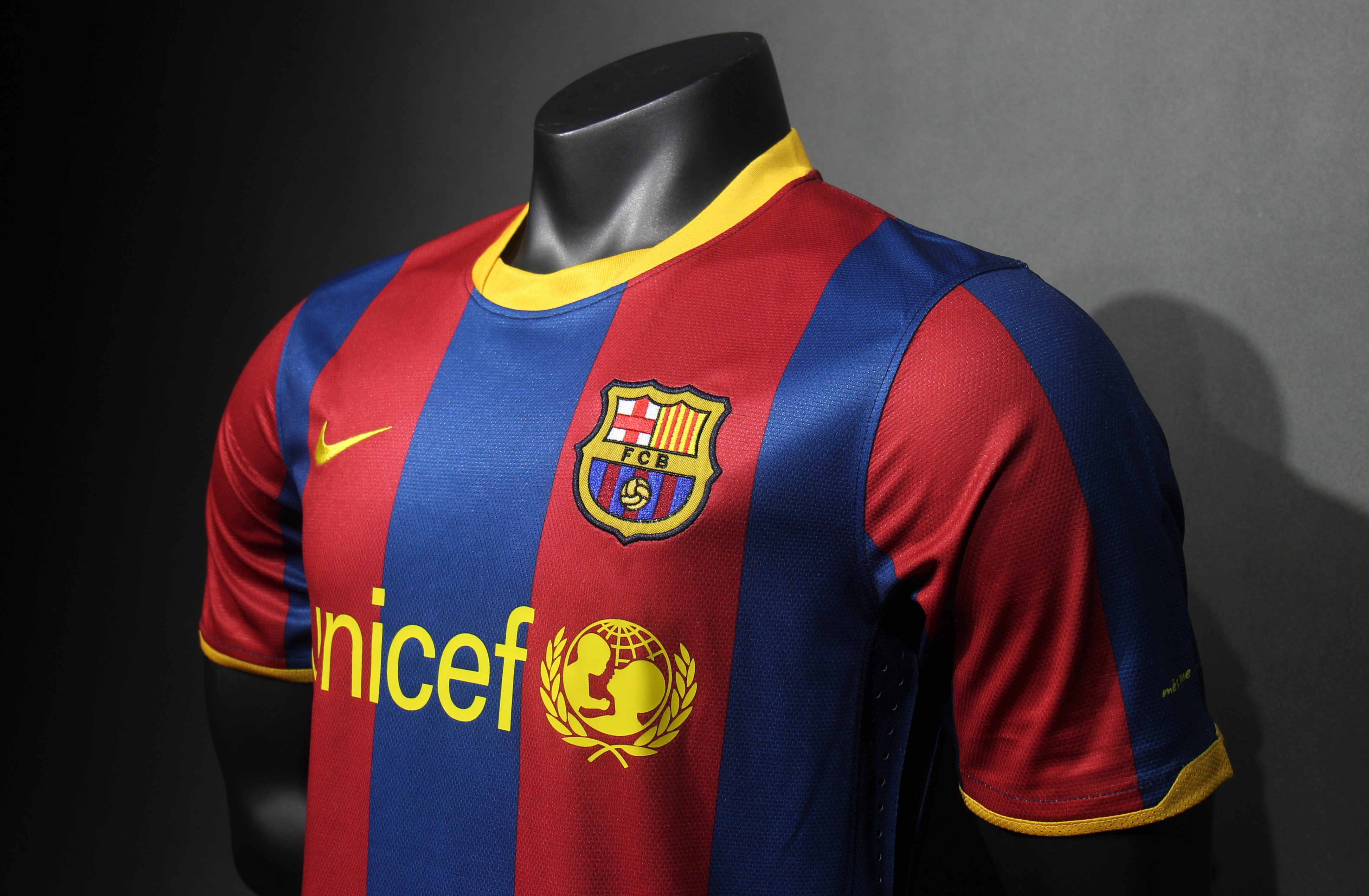 10-11 Barcelona Home Retro Jersey Player Editon - view 4