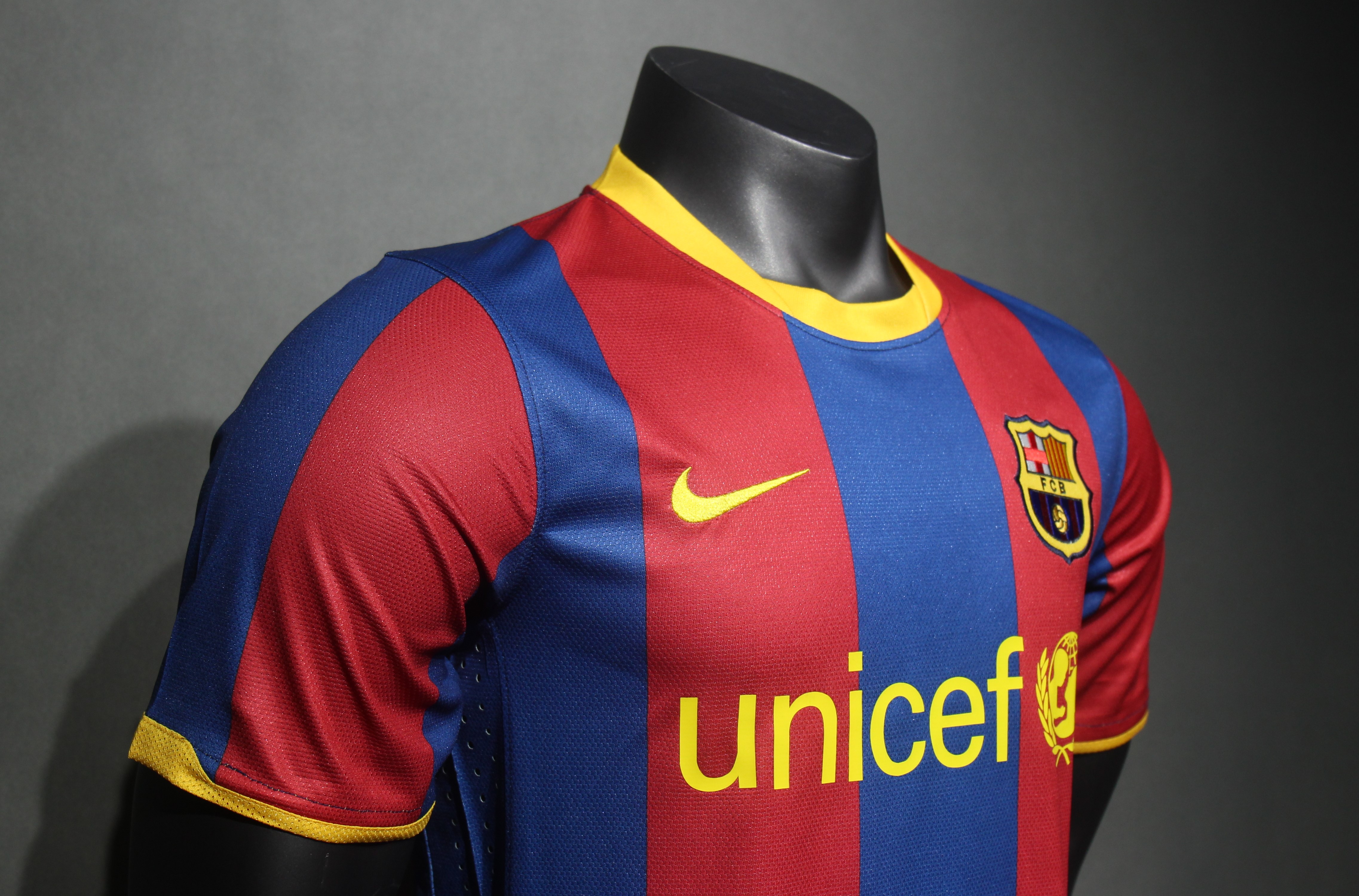 10-11 Barcelona Home Retro Jersey Player Editon - view 7