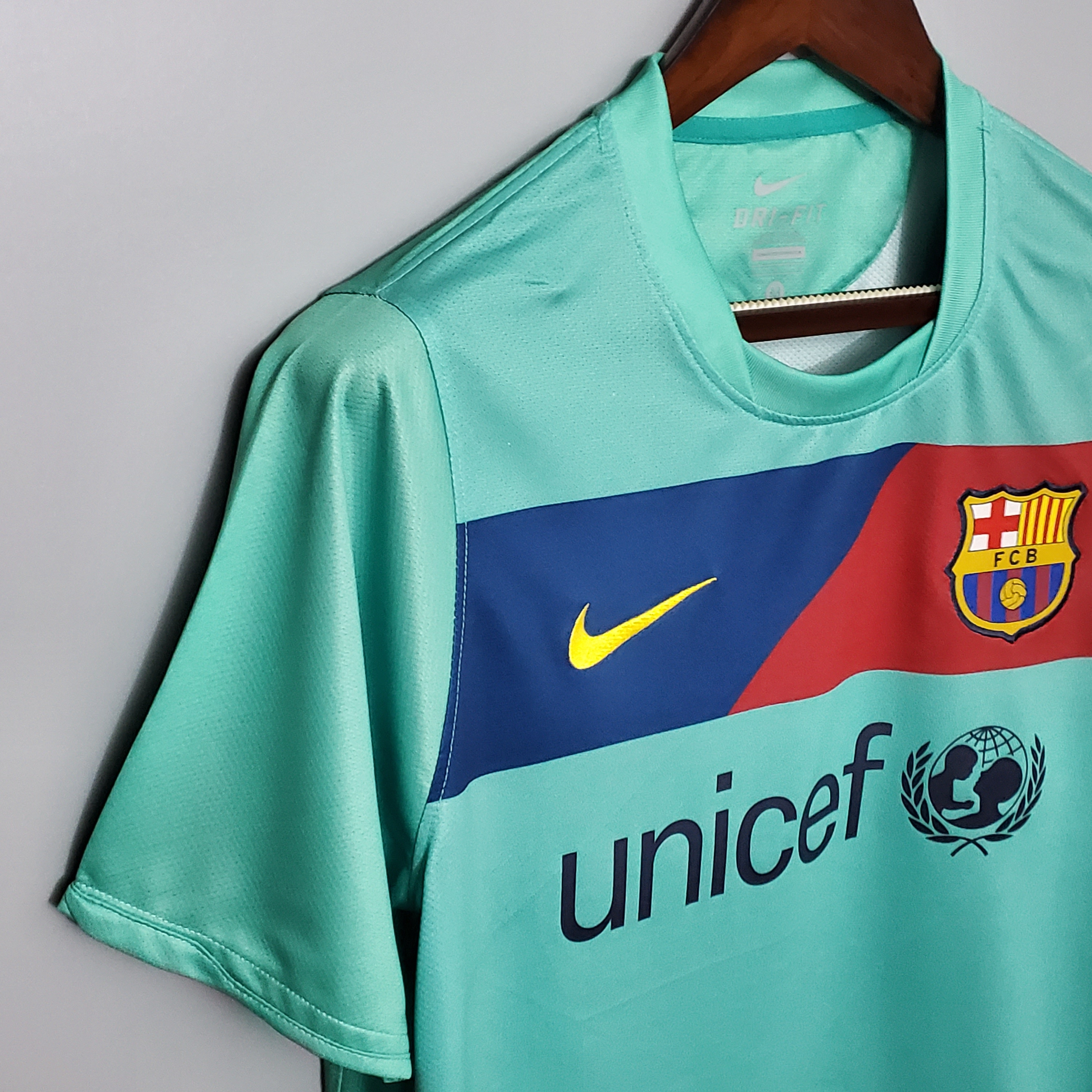 10-11 Barcelona Away Retro Jersey - view 12