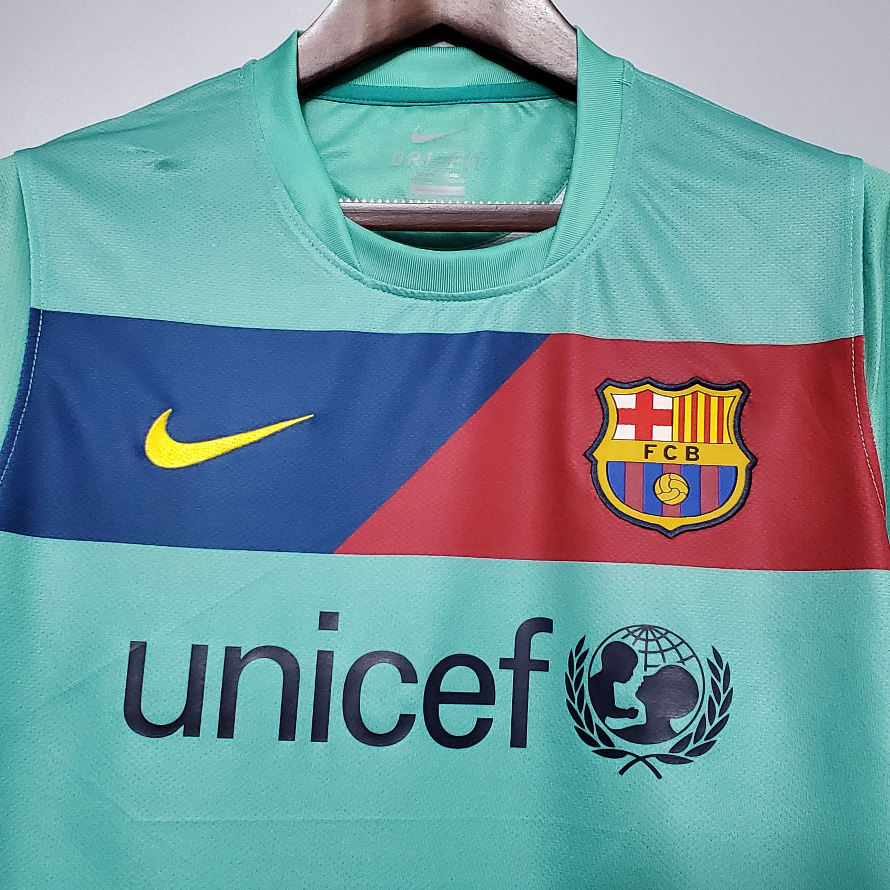 10-11 Barcelona Away Retro Jersey - view 4