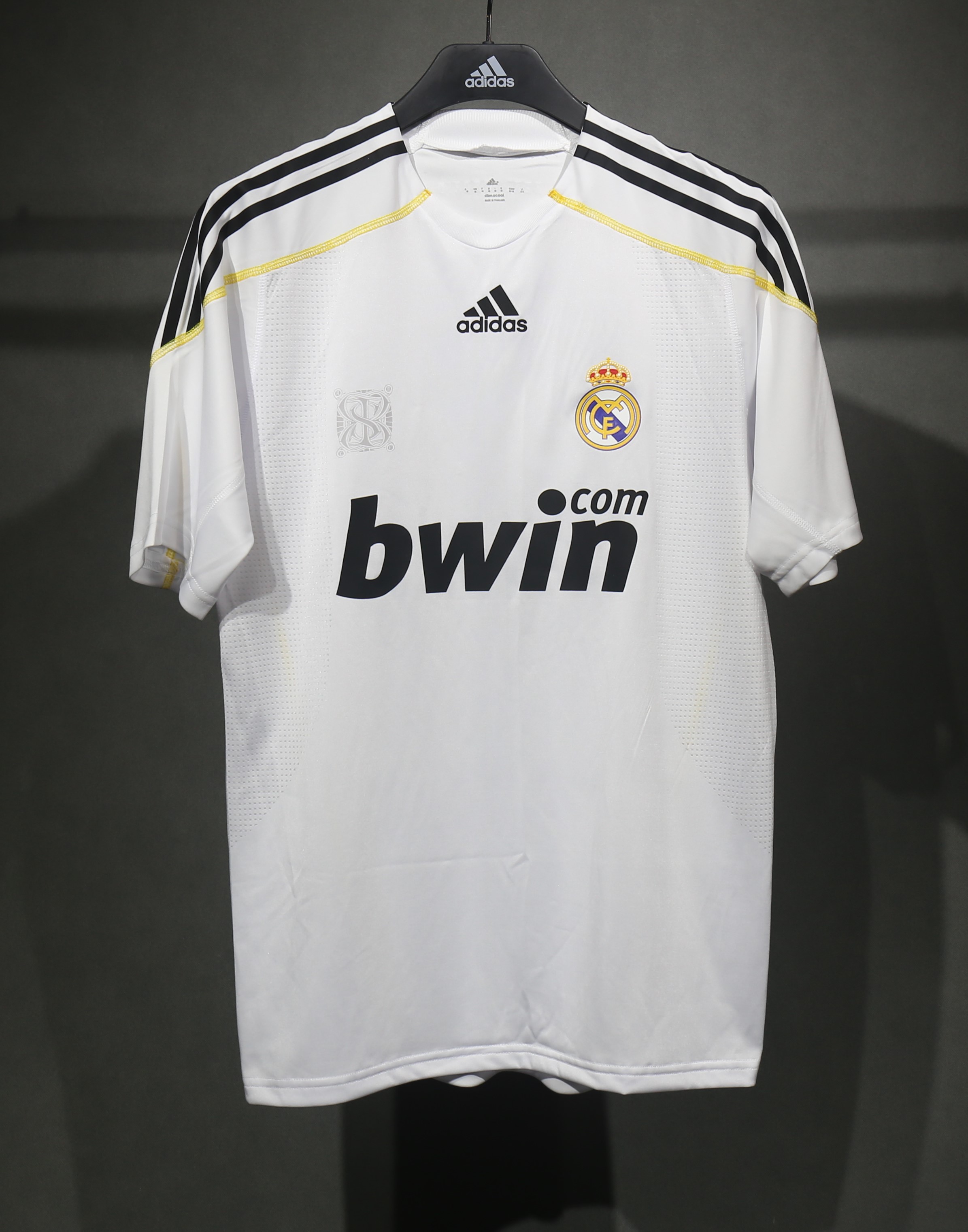 2009/10 Real Madrid Home Retro Jersey Player Edition - view 4