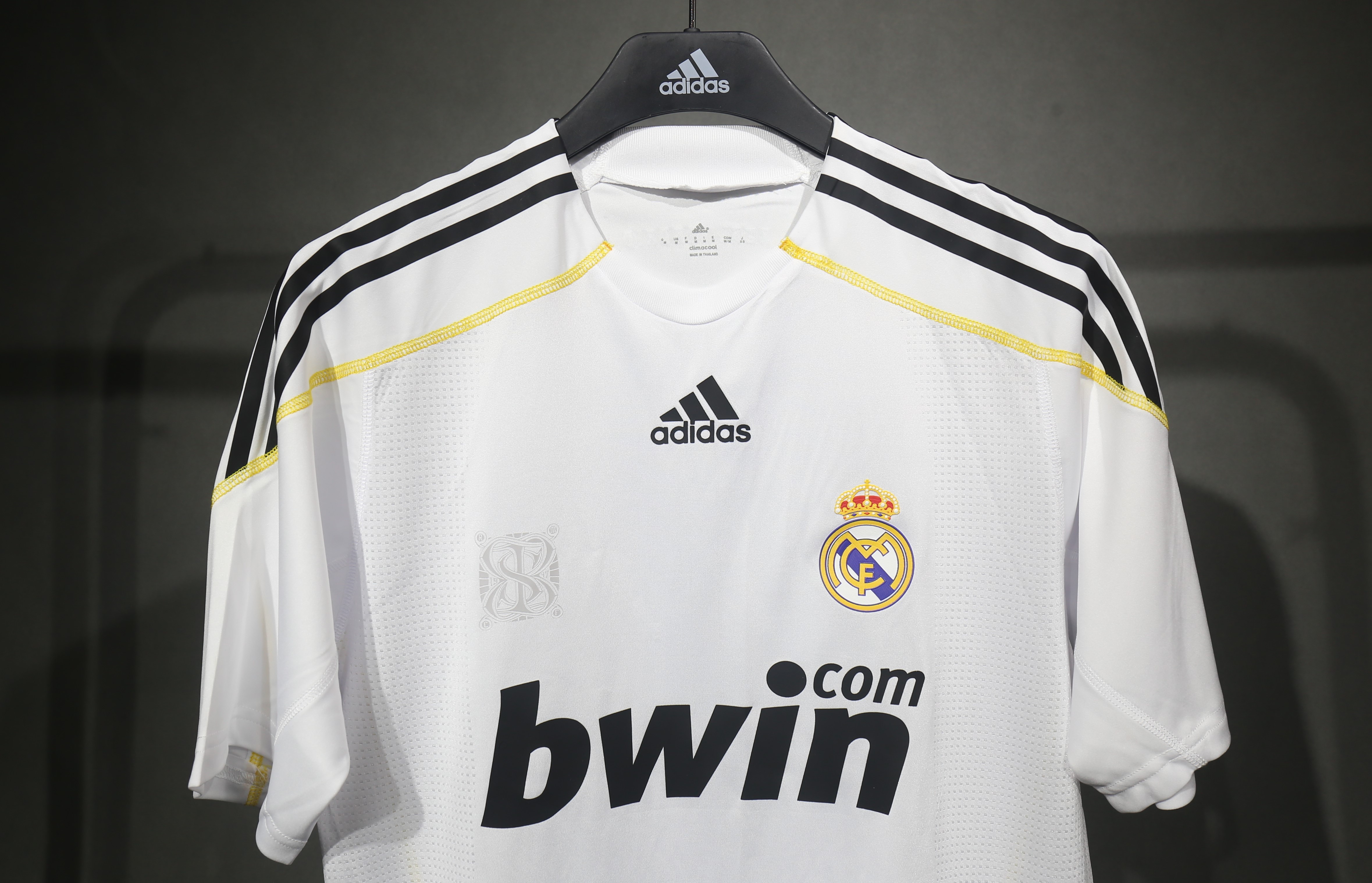 2009/10 Real Madrid Home Retro Jersey Player Edition - view 5