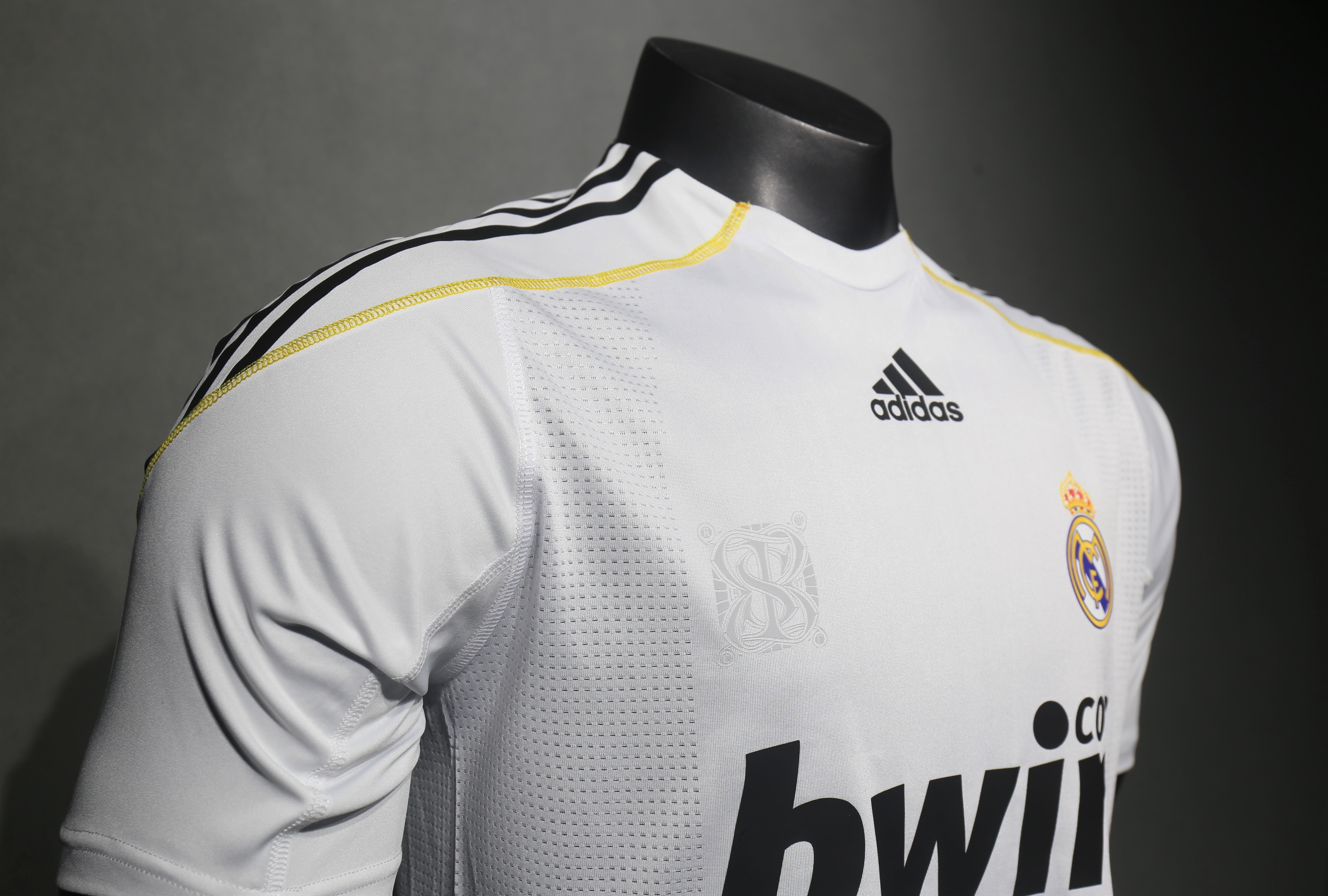 2009/10 Real Madrid Home Retro Jersey Player Edition - view 7