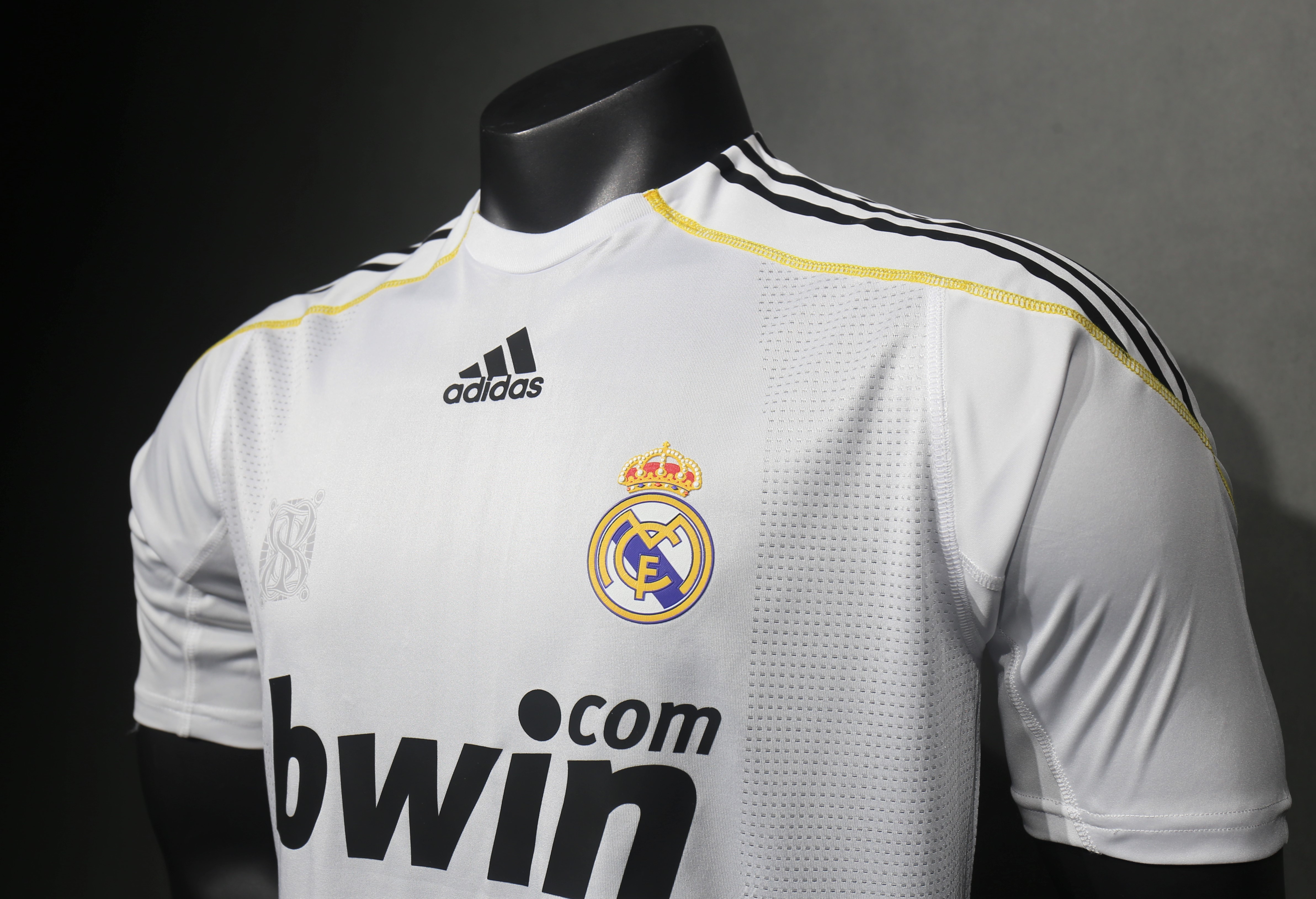 2009/10 Real Madrid Home Retro Jersey Player Edition - view 8
