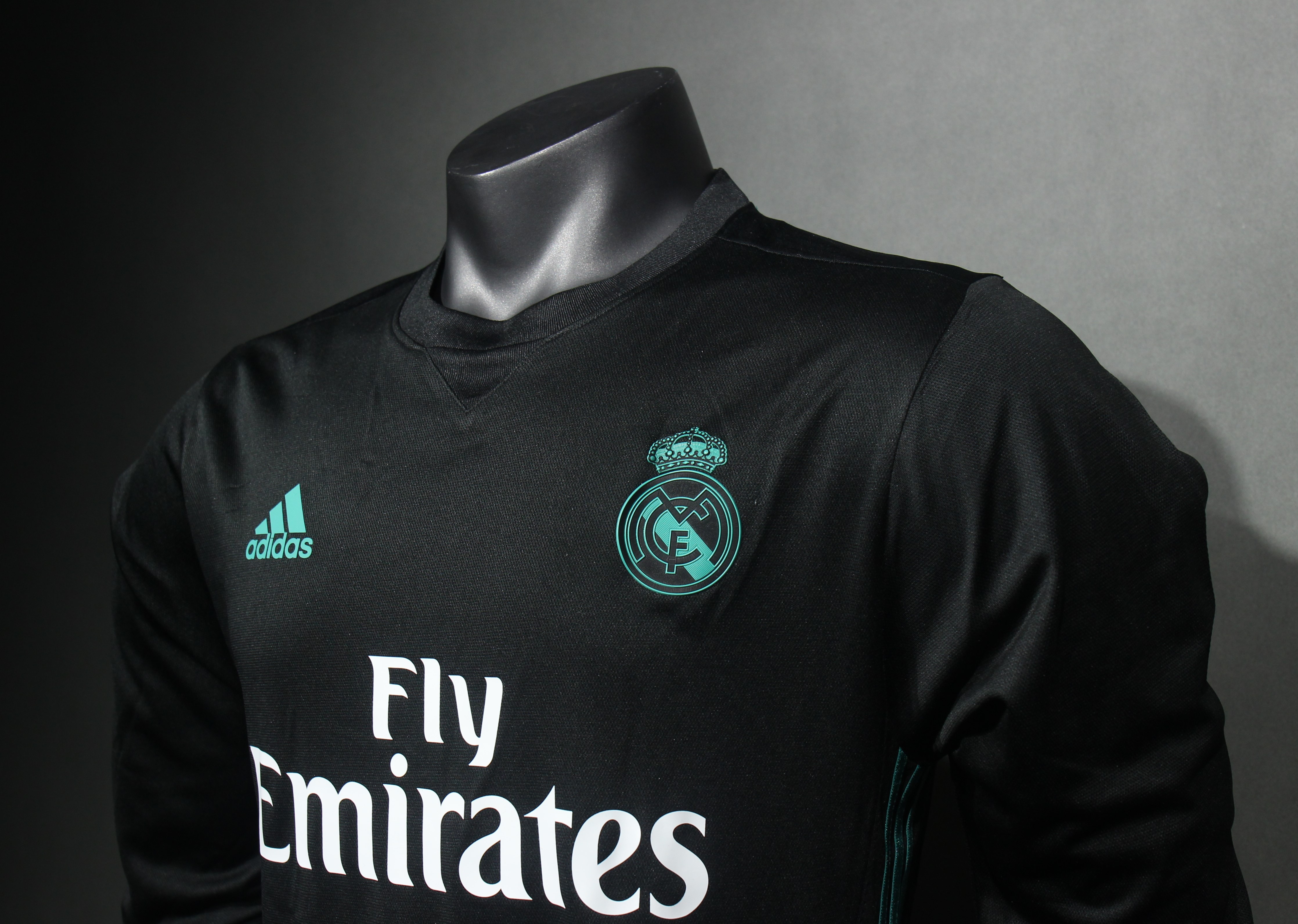 17-18 Real Madrid Away Retro Jersey Player Version Long Sleeve - view 4