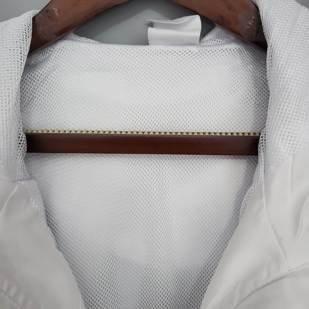 2021/2022 Real Madrid Jersey Windbreaker White(Black Edge) - view 4