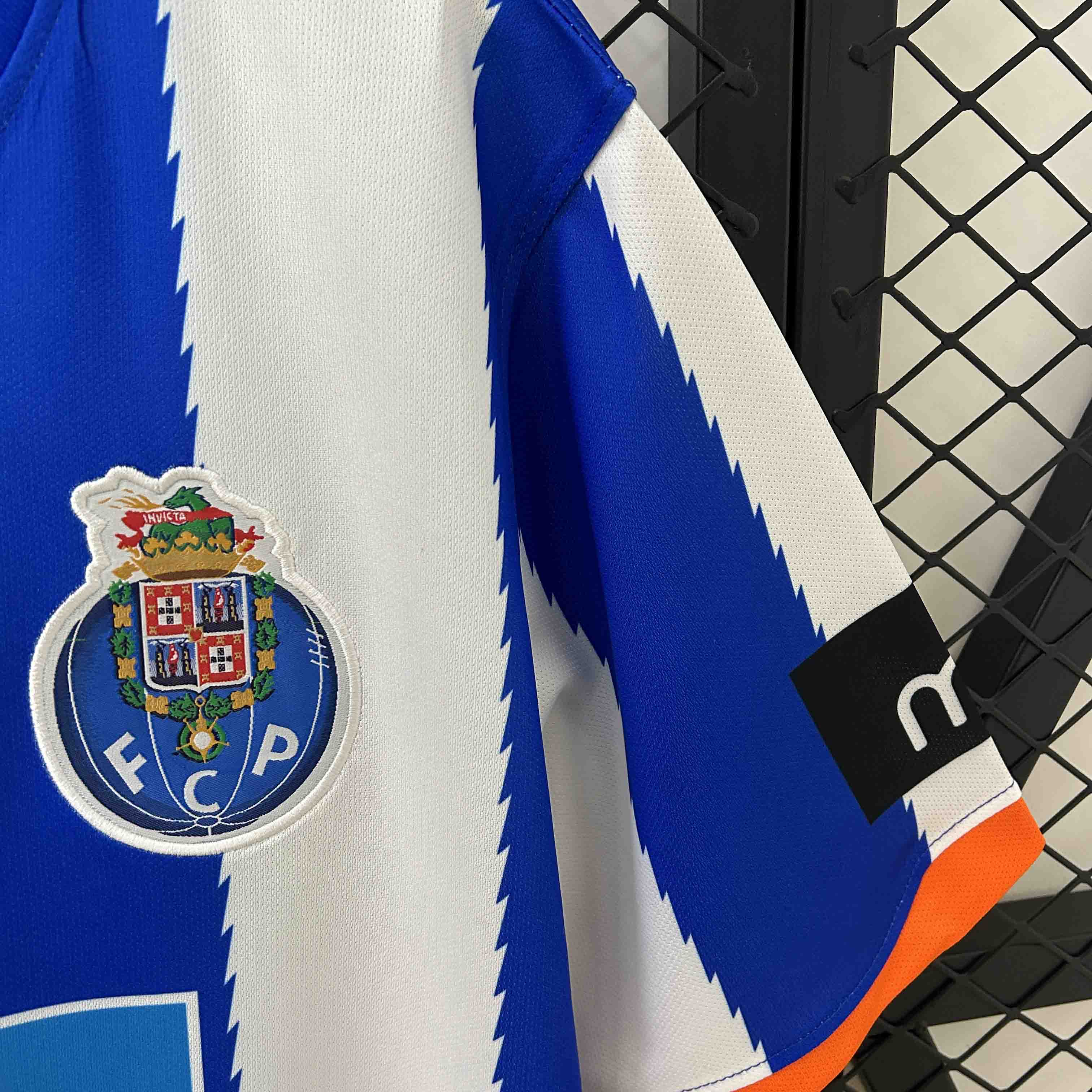 2010/11 Porto Home Soccer Jersey - view 4