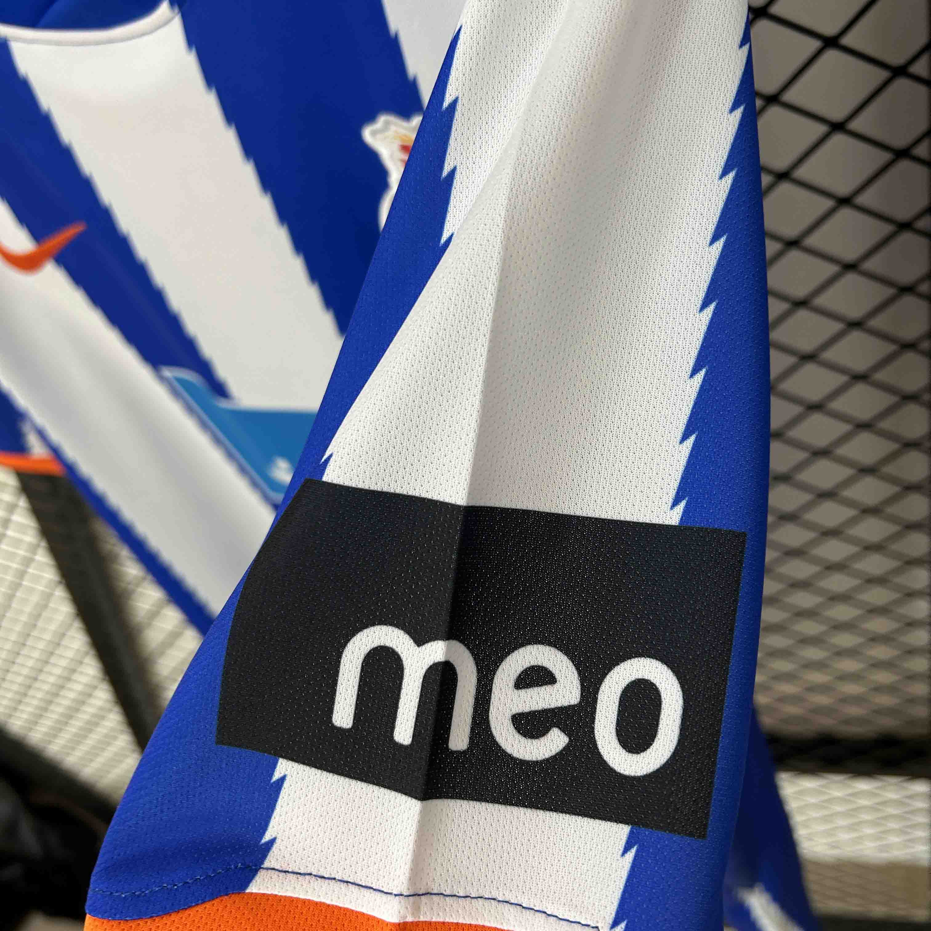 2010/11 Porto Home Soccer Jersey - view 6