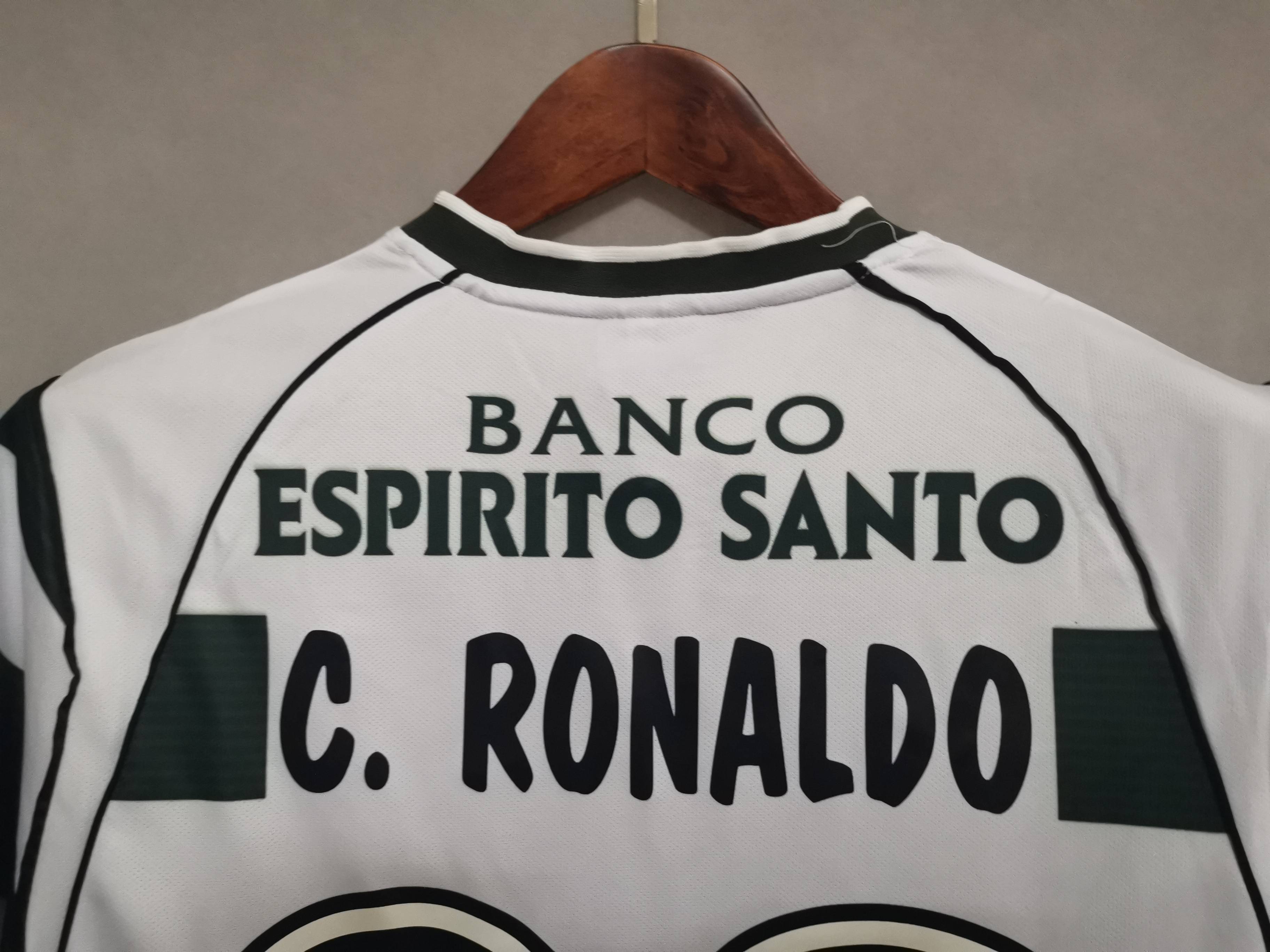 C.RONALDO #28 Sporting CP Home Retro Jersey 2002/03 - view 4